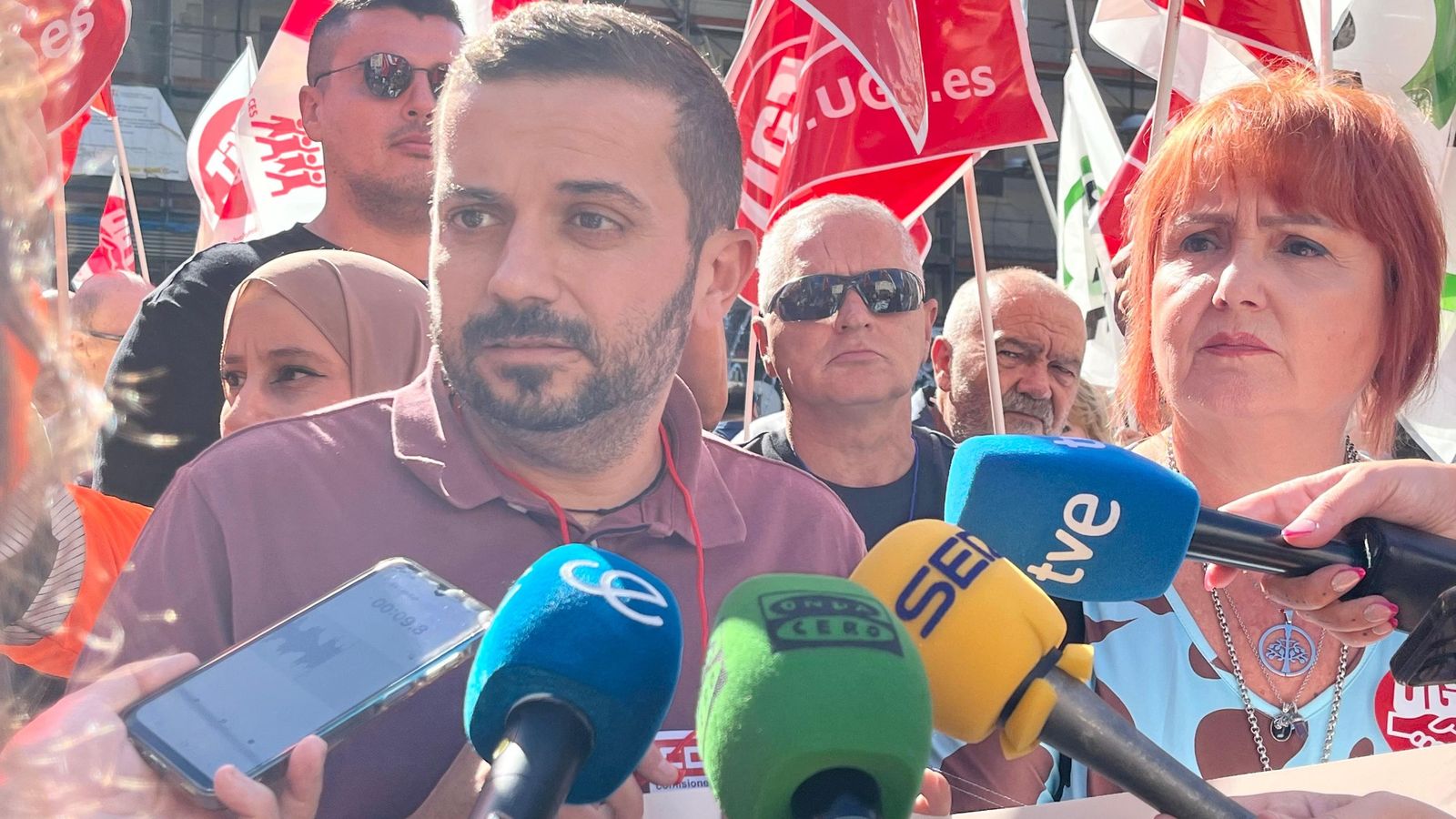 Emilio Postigo Robles, de CCOO, atendiendo a los medios de comunicación Emilio Postigo Robles, de CCOO, atendiendo a los medios de comunicación