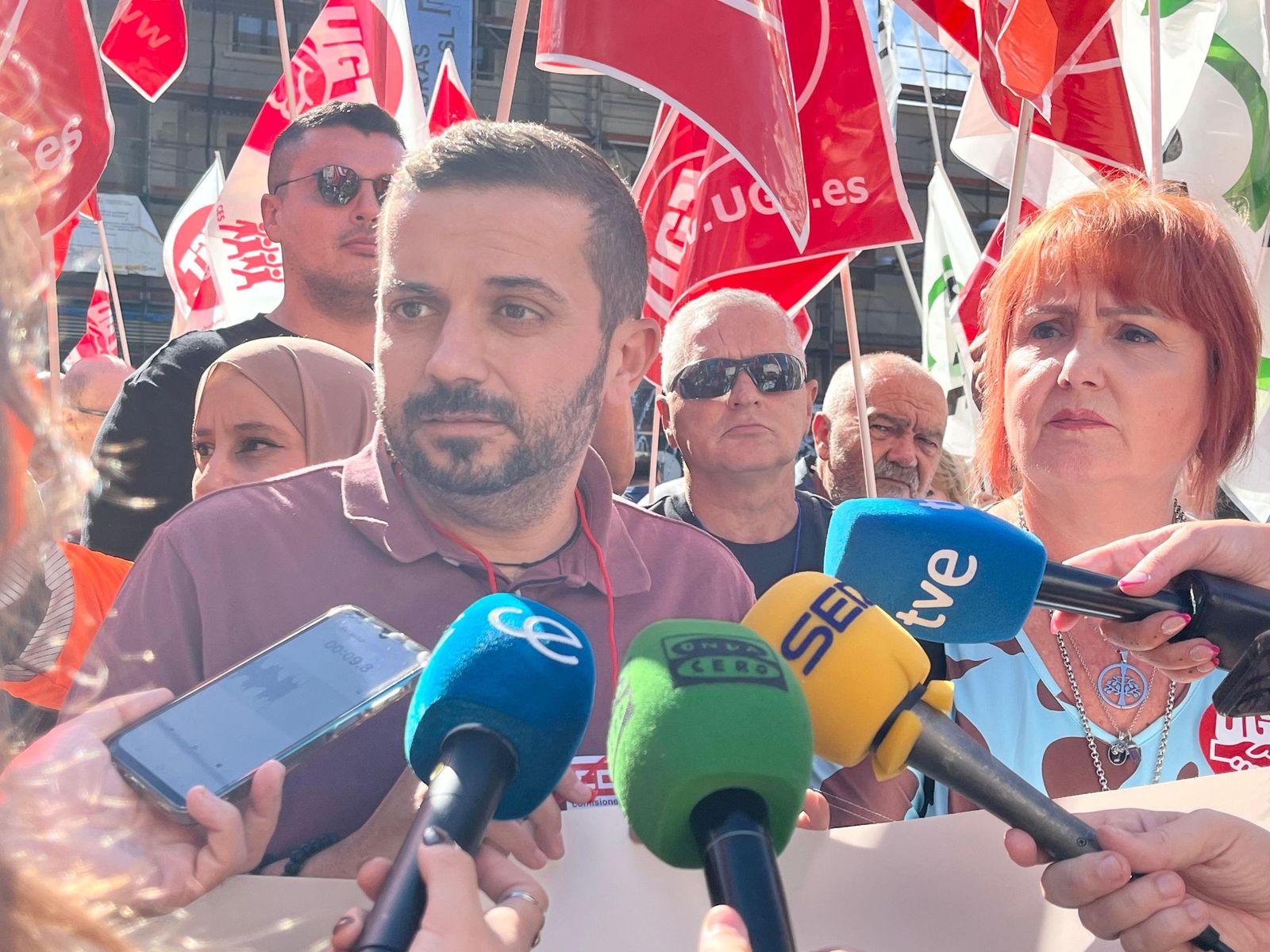 Emilio Postigo Robles, de CCOO, atendiendo a los medios de comunicación