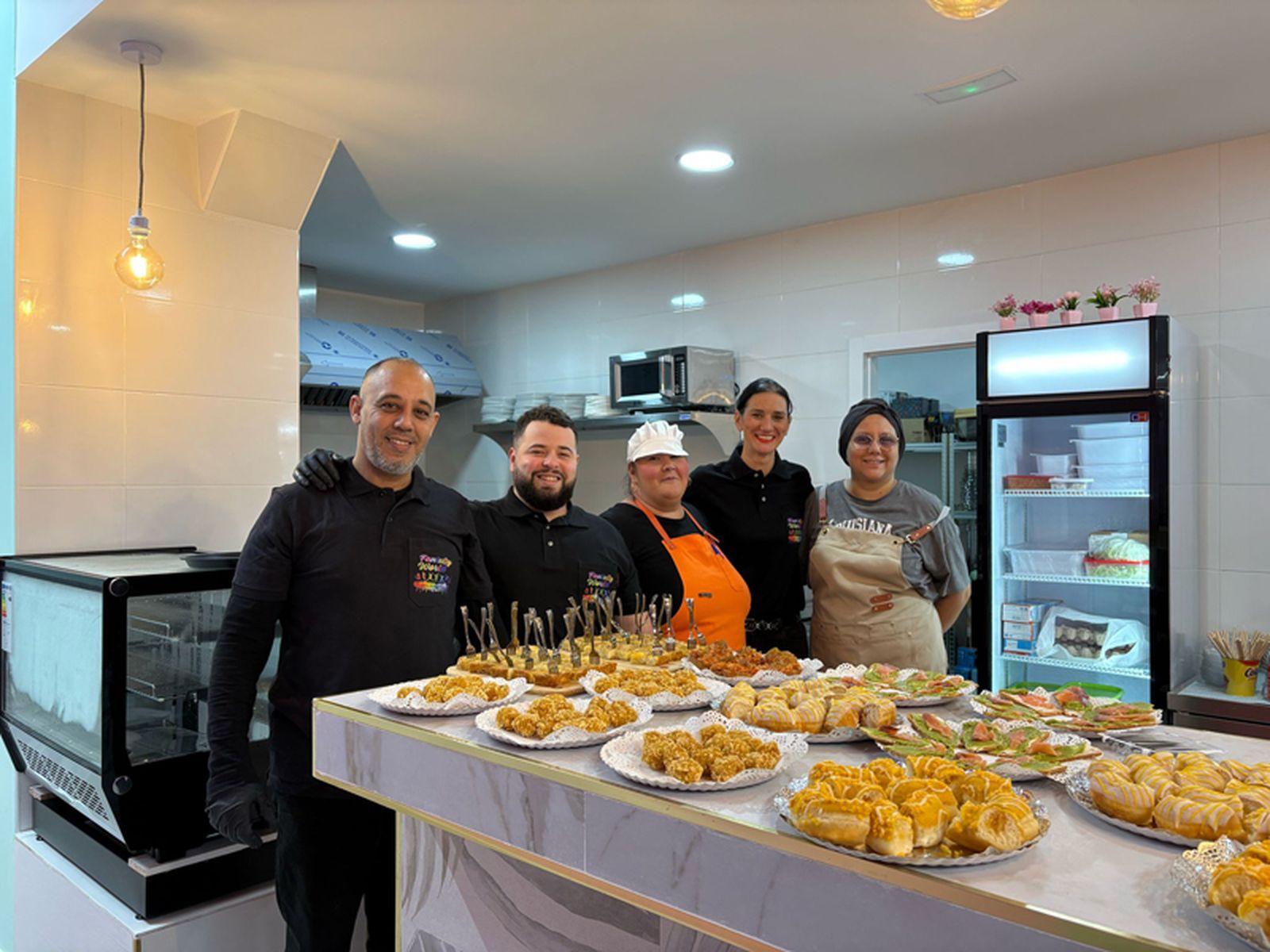 Dina, Celeste, Mohamed, Imad y Sandra, trabajadores del servicio y la cocina de la cafetería del Fantasy World. / FOTO G.S.