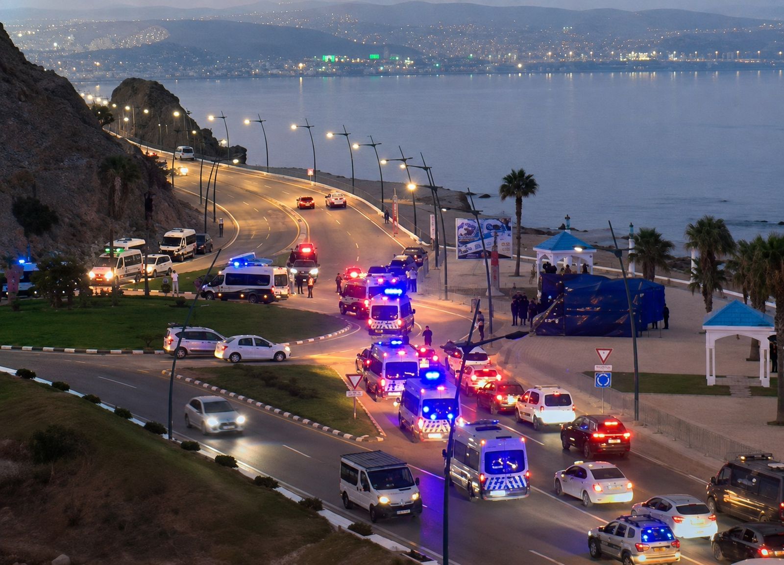 Caravana de vehículos policiales en Castillejos
