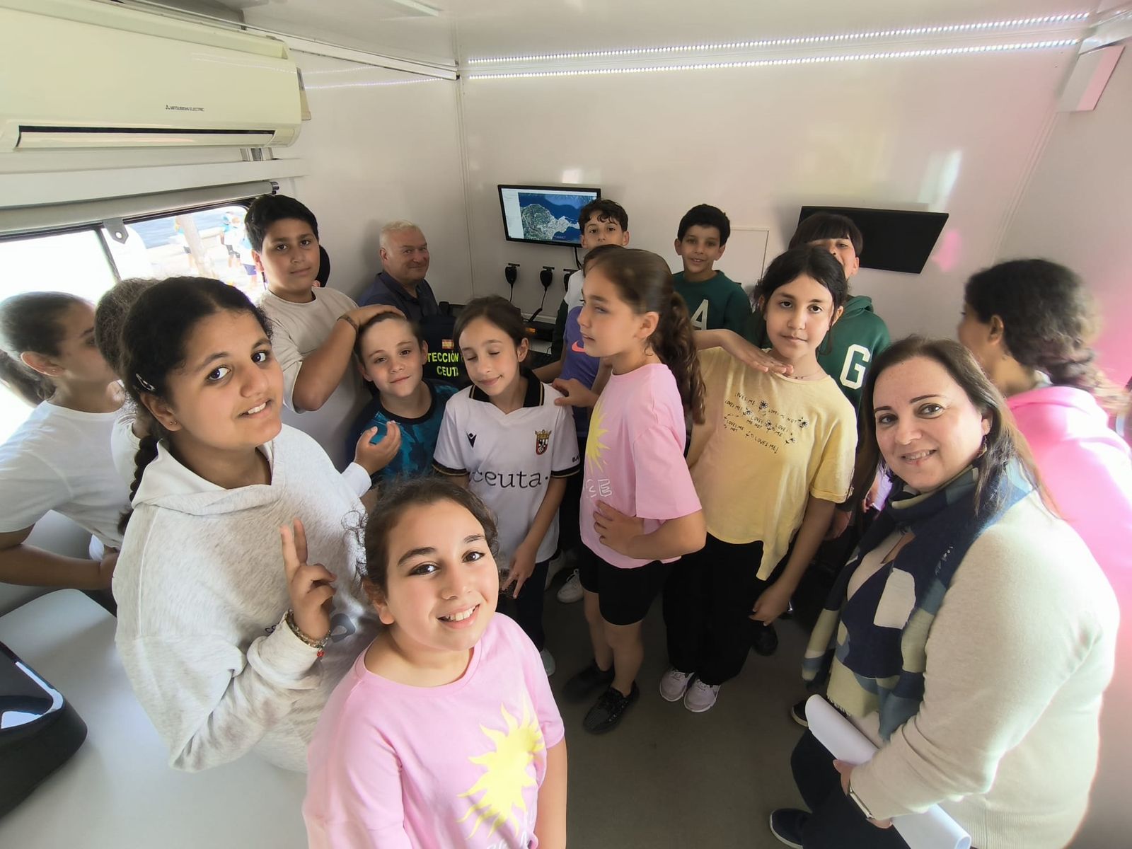 El Parque Móvil de Ceuta celebra su 50 aniversario con una exposición para escolares