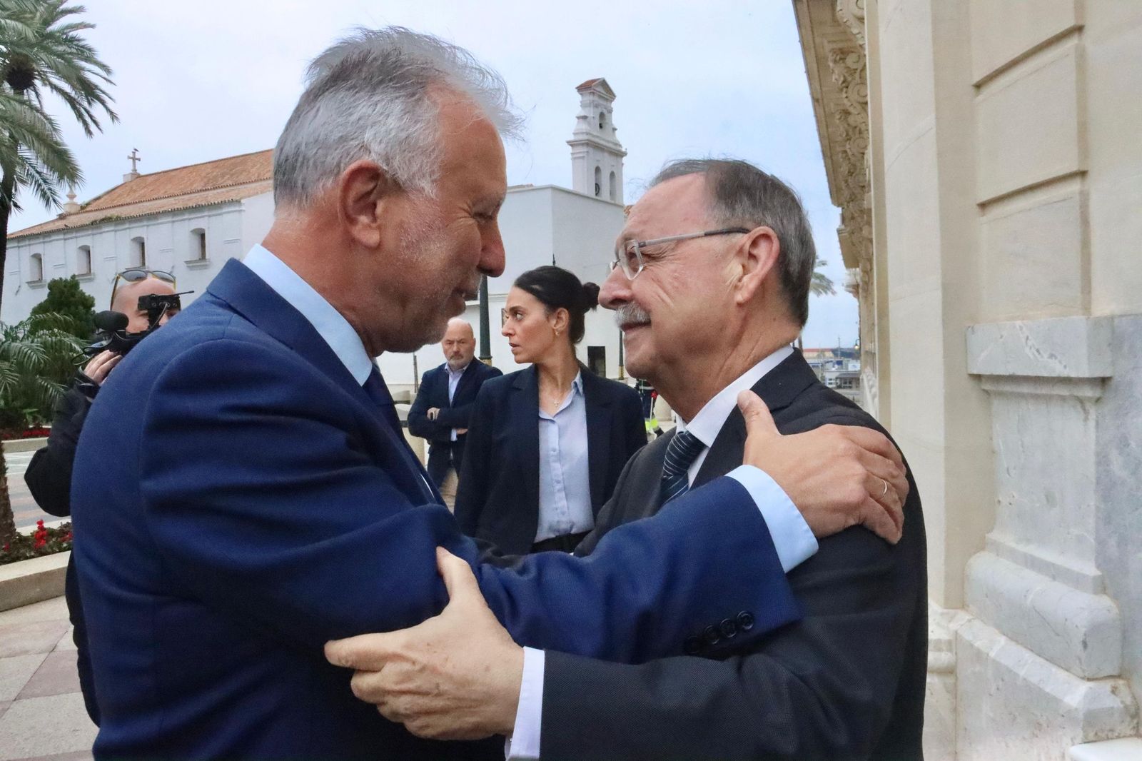 Vivas recibió al ministro Torres en la Puerta Noble del Palacio Autonómico