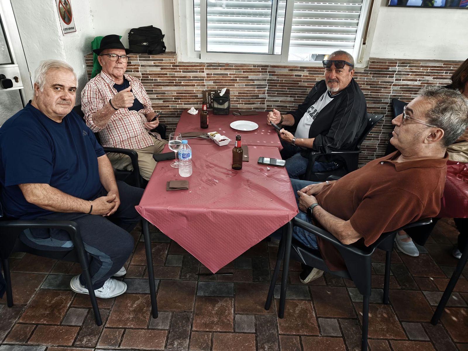 Aficionados en la previa del partido ante el Sabadell