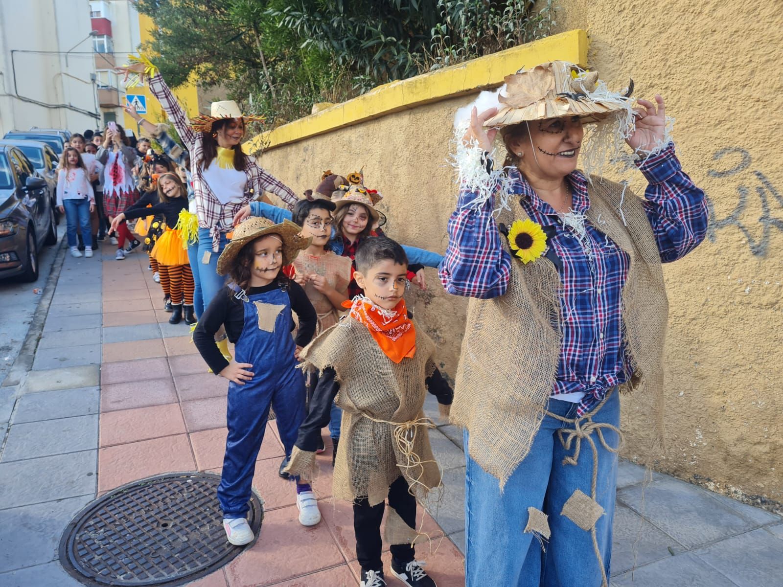 FOTOGALERÍA | El CEIP Rosalía de Castro lleva la magia de Halloween a las calles de la barriada con un pasacalles