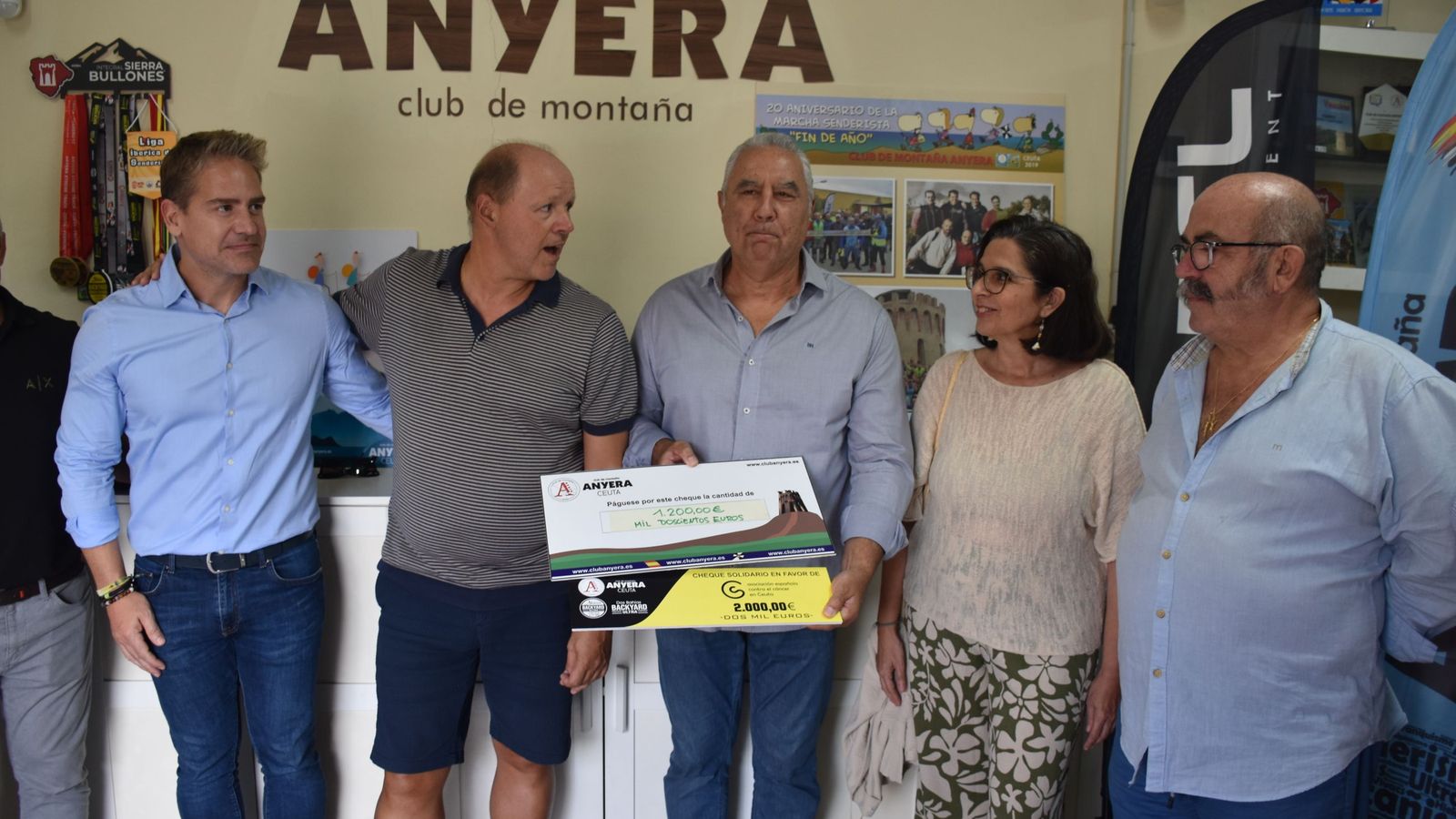 AECC recibe los cheques solidarios de la II Carrera Backyard Ultra Dos Bahías. AECC recibe los cheques solidarios de la II Carrera Backyard Ultra Dos Bahías.
