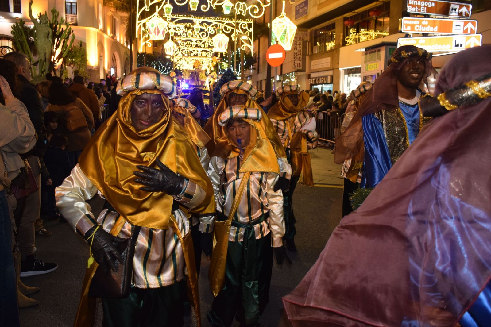 El centro de Ceuta disfruta de la visita del Heraldo Real y de su tradicional pasacalles