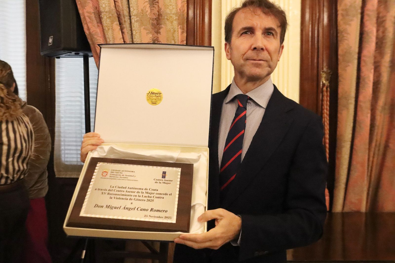 El magistrado del Juzgado de lo Penal número dos de Ceuta, Miguel Ángel Cano, posa con su reconocimiento por la lucha contra la violencia sobre la mujer