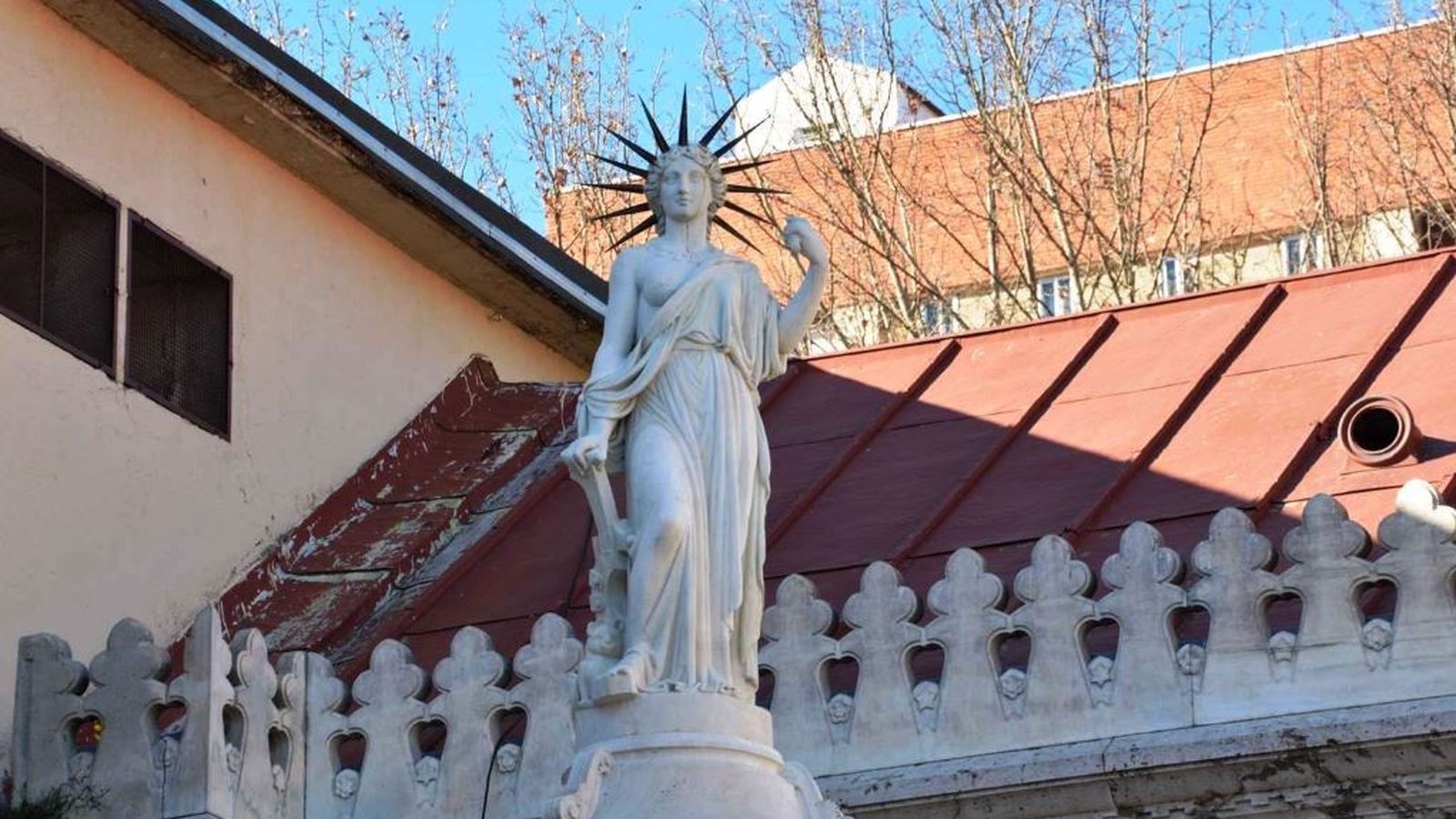 La estatua que corona el Pabellón de los Hombres  Ilustres en Madrid