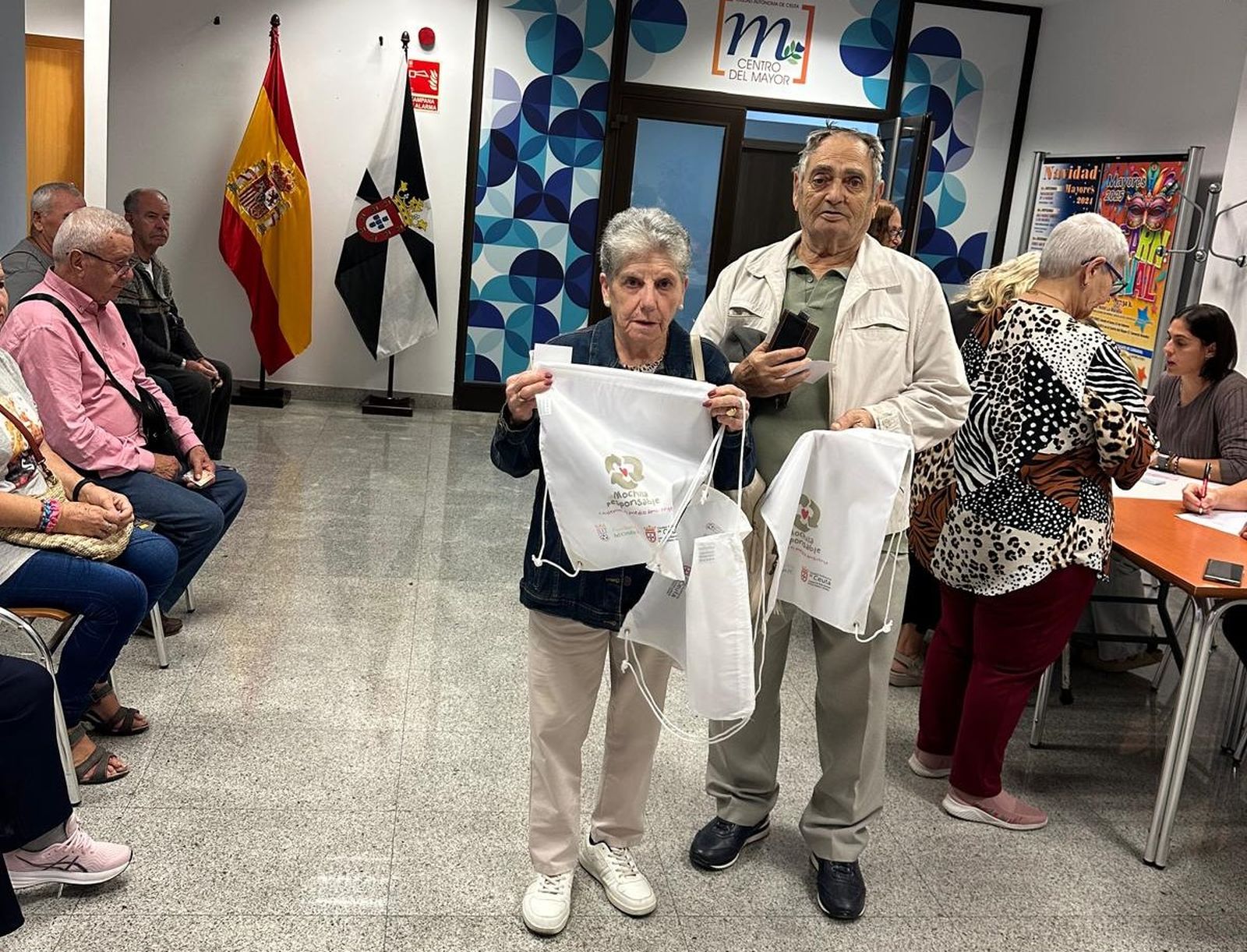 La Fundación AD Ceuta FC impulsa una Ceuta más limpia con los mayores como ejemplo en el Día de la Mochila