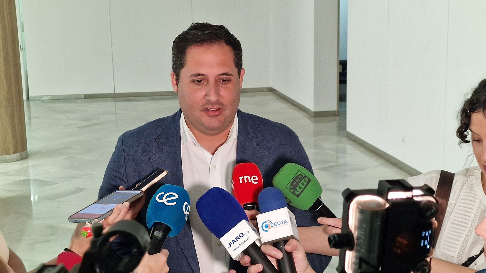 Alejandro Ramírez durante su atención a los medios