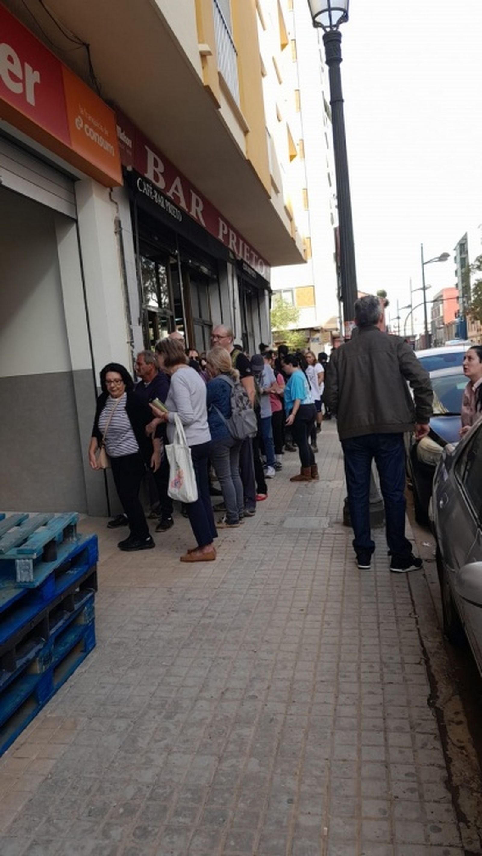Personas haciendo cola para comprar en un supermercado. / FOTO CEDIDA Personas haciendo cola para comprar en un supermercado. / FOTO CEDIDA