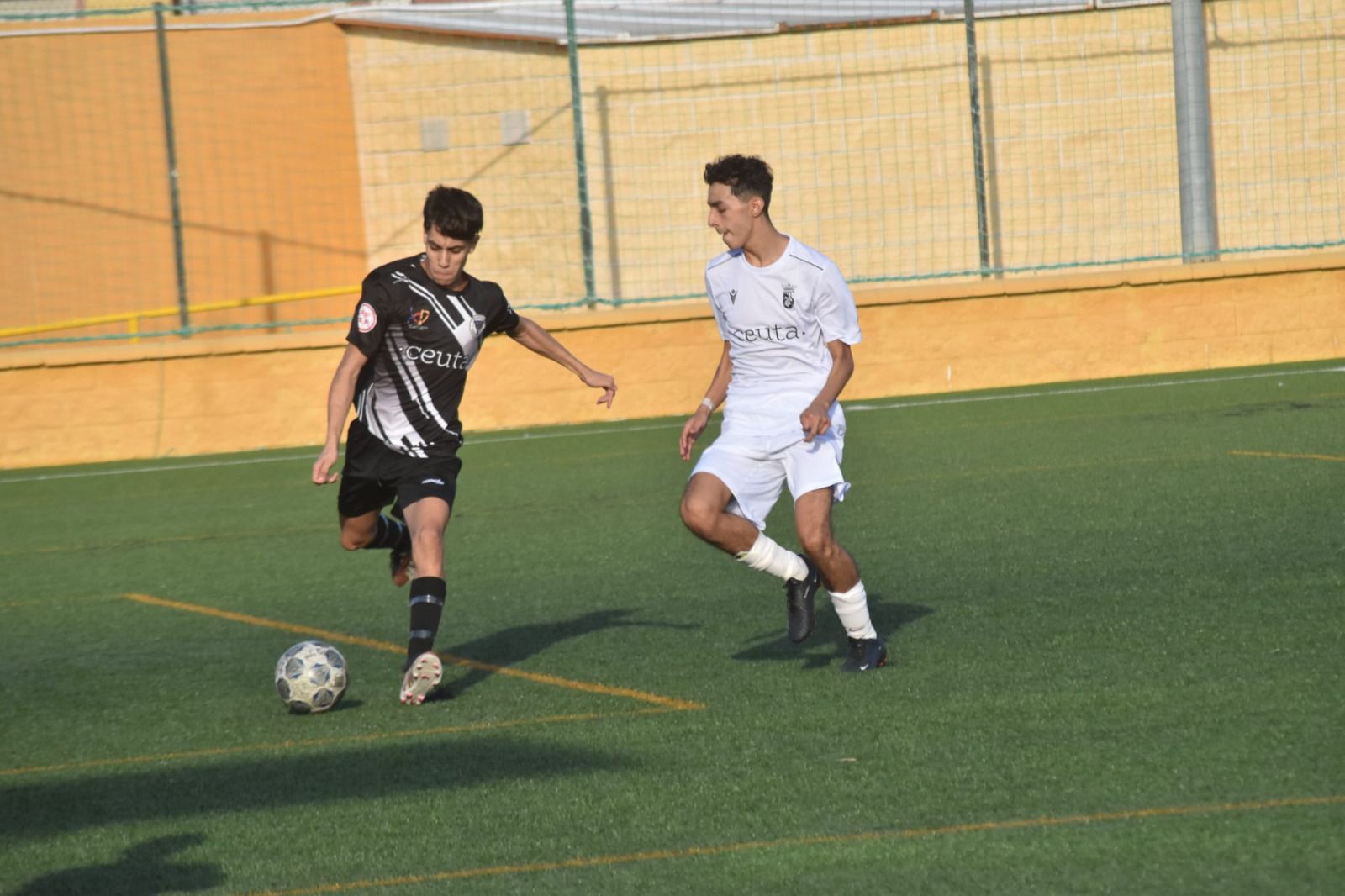 Dos juveniles ceutíes disputan un balón en un partidillo