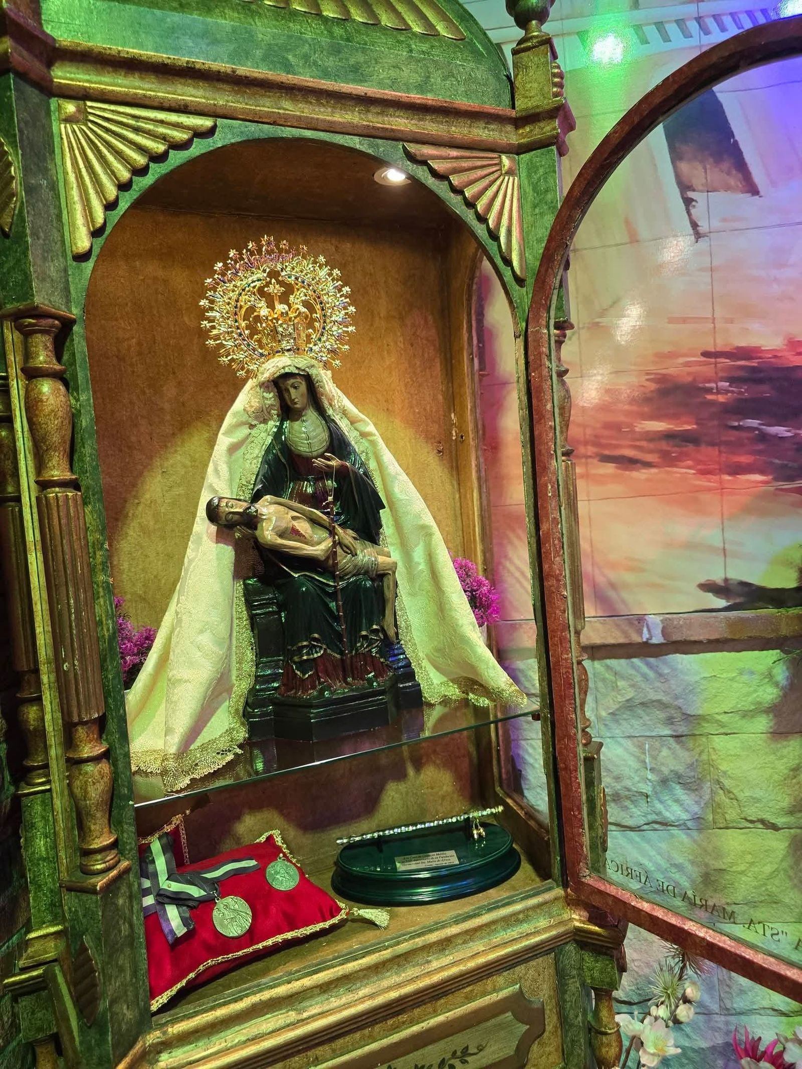 El comandante general de Melilla visita la Casa Regional de Ceuta y conoce la nueva capilla de la Virgen de África
