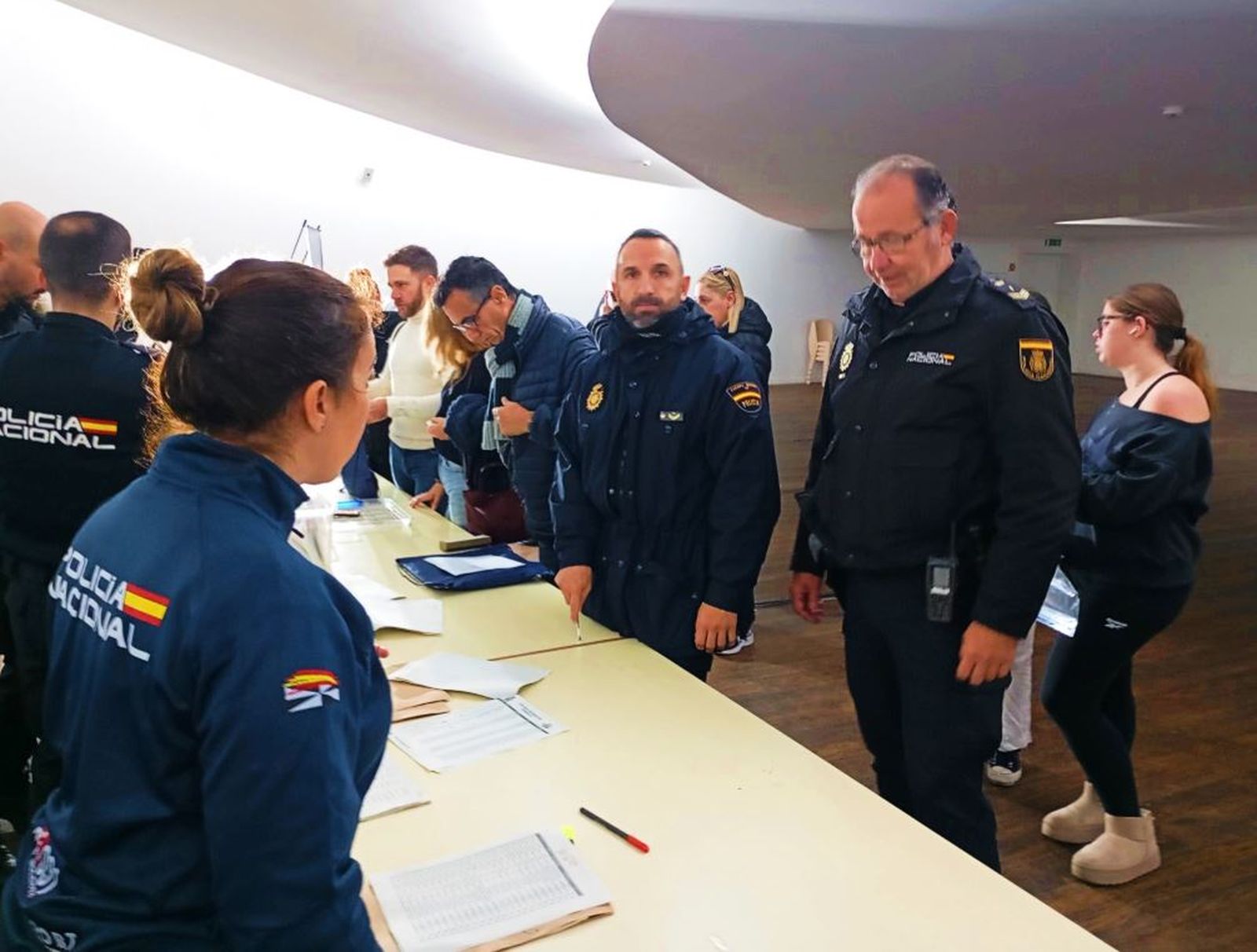 Varias personas formalizan su inscripcion