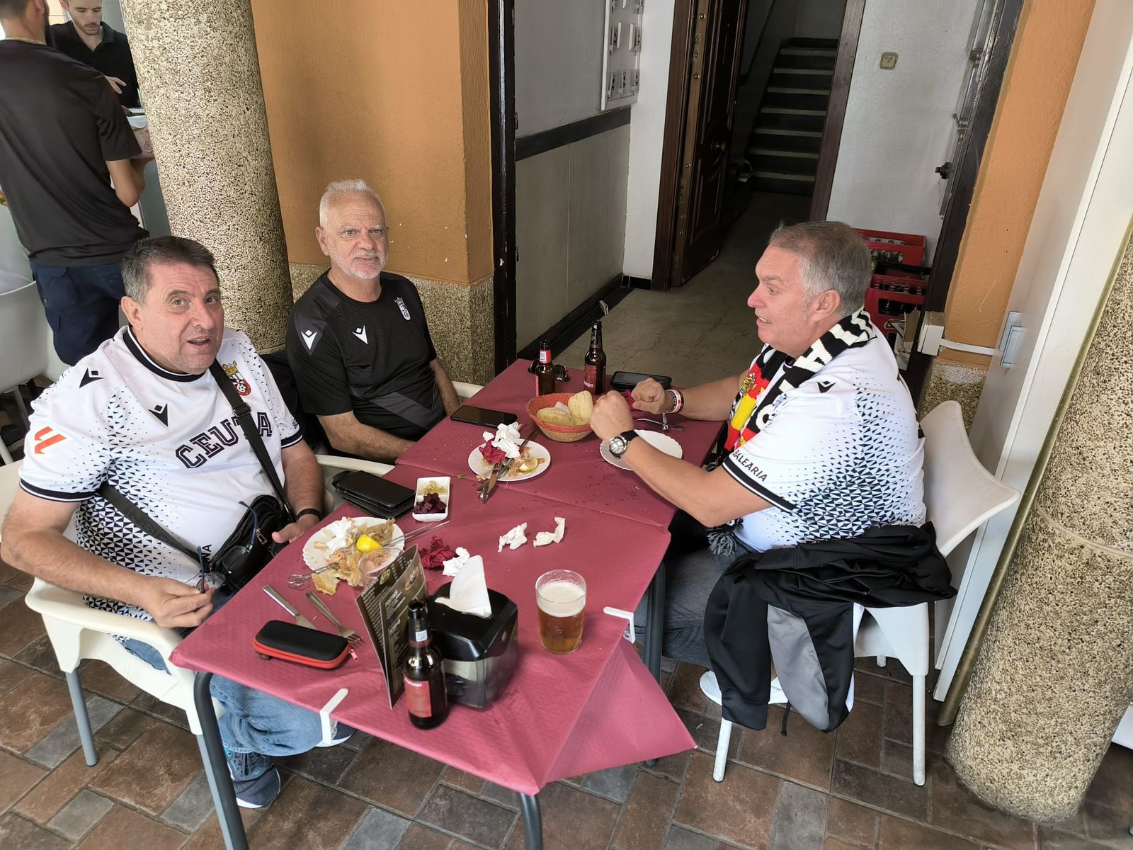 Las aficiones de Ceuta y Almería disfrutan del buen ambiente en la previa al partido