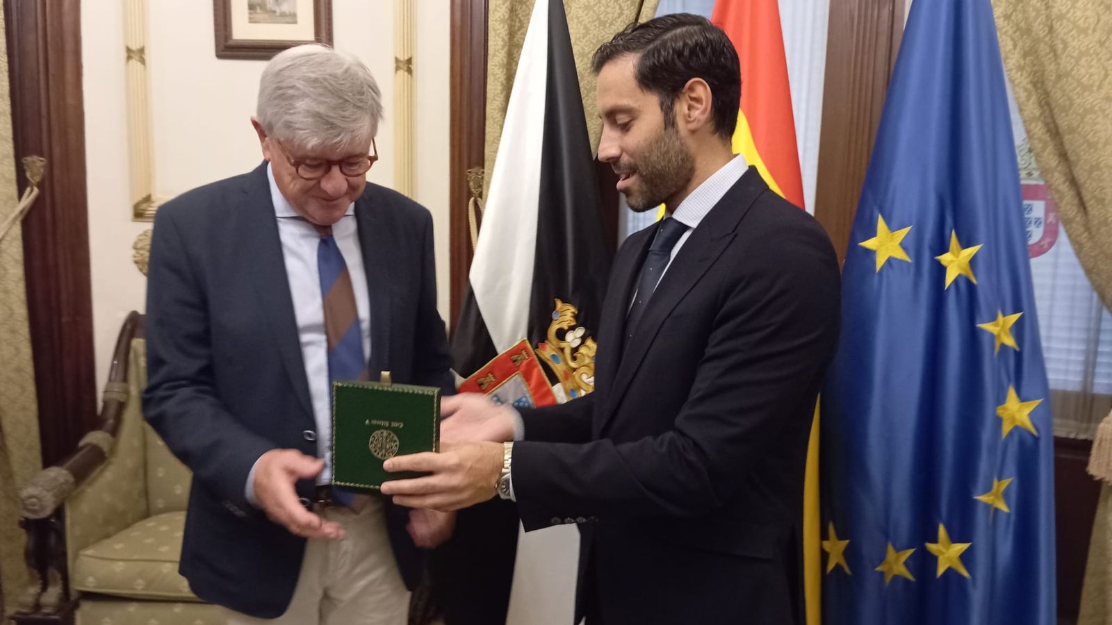 Entrega de obsequios entre Peñalver y un representante del Colegio de Arquitectos