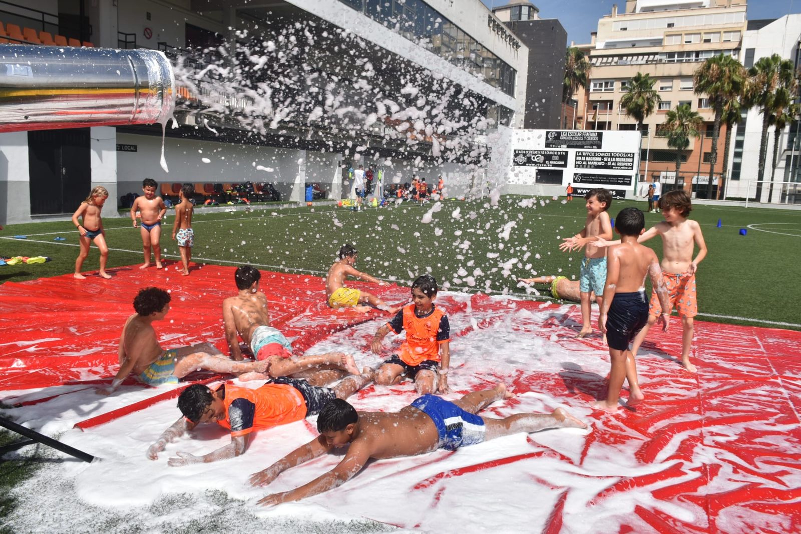 Fiesta de deporte, espuma y convivencia en el Campus de Verano ‘Emilio Cózar’
