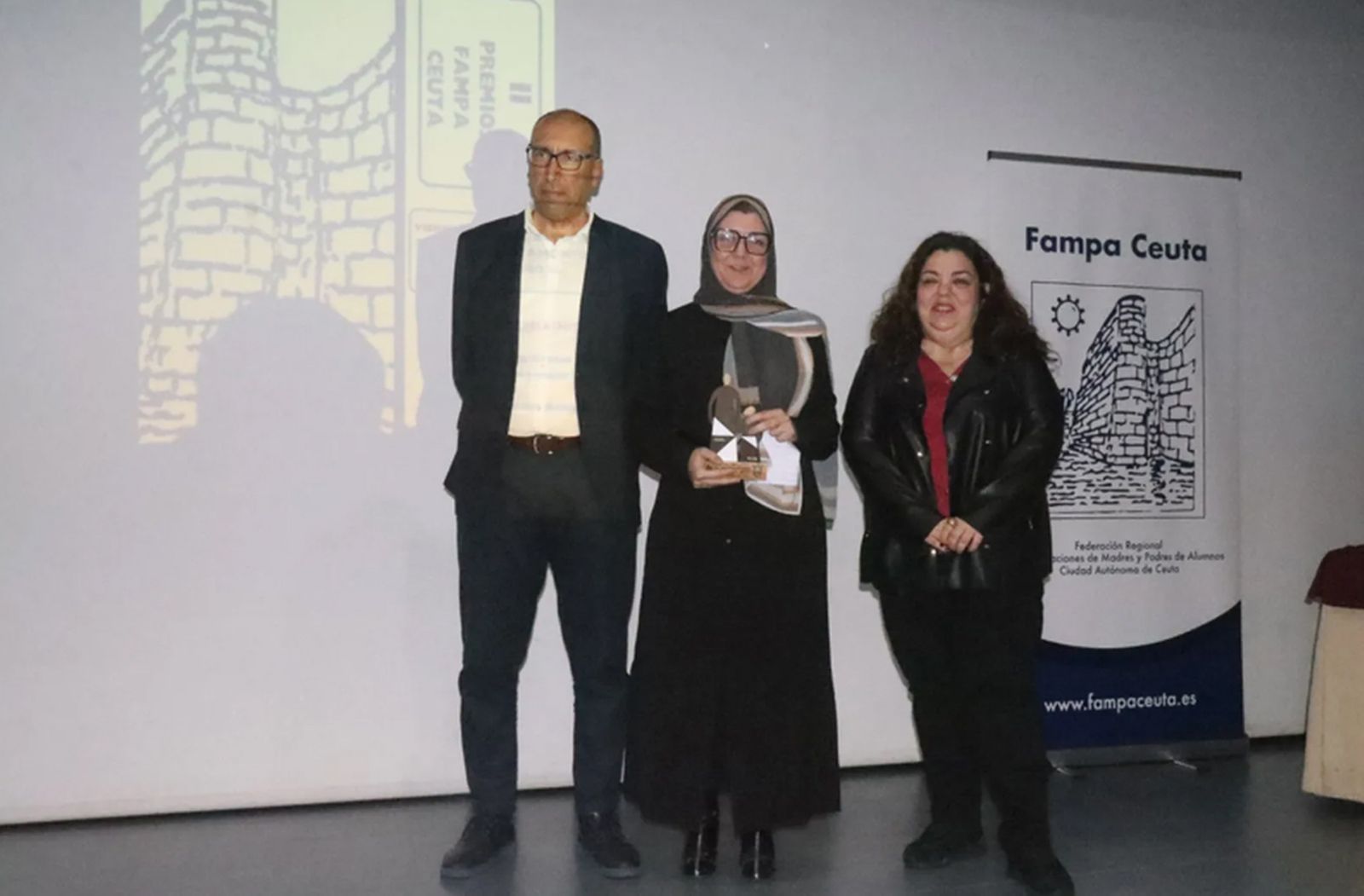 El presidente de Fampa, Mohamed Alí, y la delegada del Gobierno, Cristina Pérez, junto a una de las galardonadas en la última edición de los premios