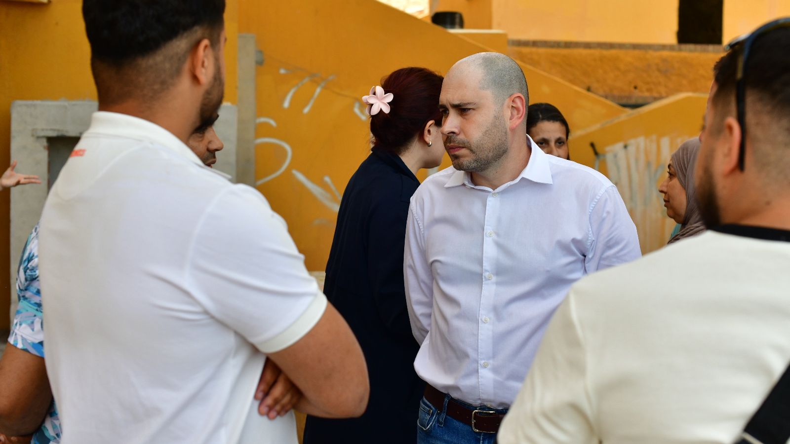 Triano conversando con vecinos del Príncipe Felipe este martes