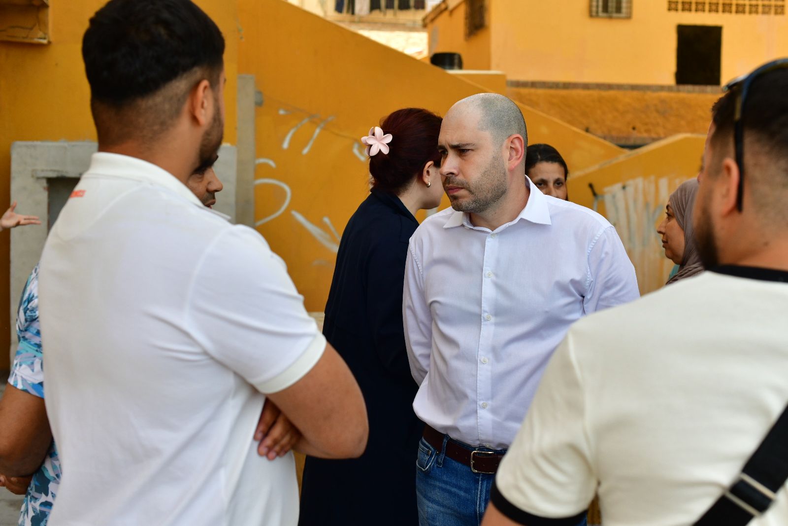 Triano conversando con vecinos del Príncipe Felipe en su campaña de escucha activa.