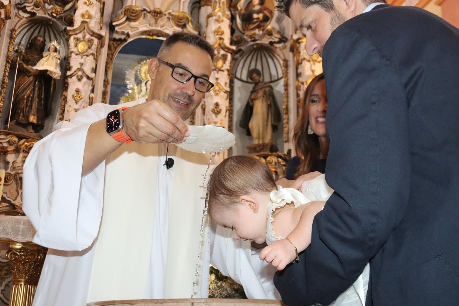 Momento del bautizo de uno de los pequeños