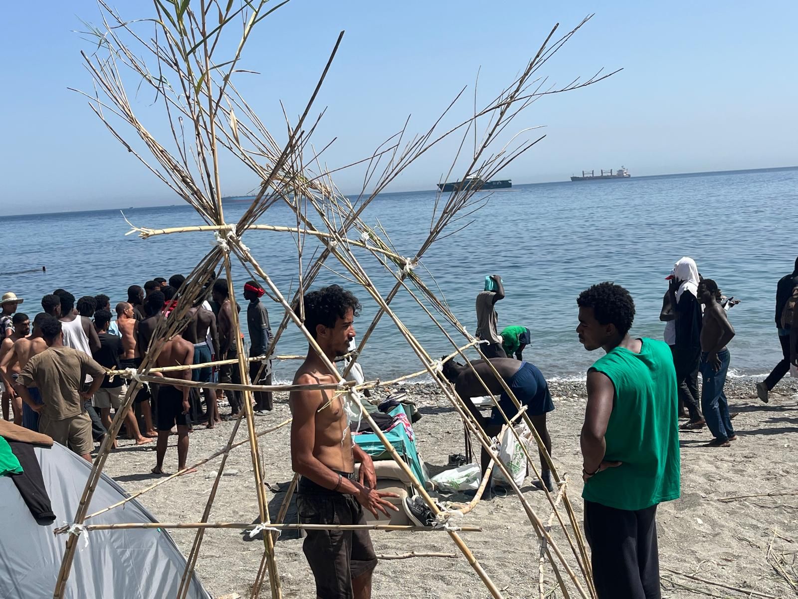 La Playa del Trampolín se llena de chozas como refugio de los migrantes