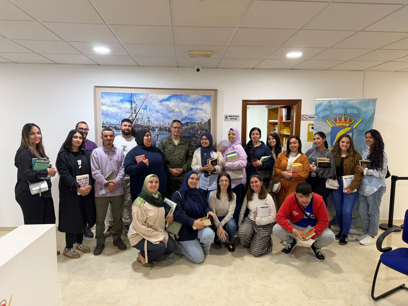 Alumnos del taller “Activa tu ocio” descubren los fondos históricos de la BHM en una visita guiada por su director y personal técnico