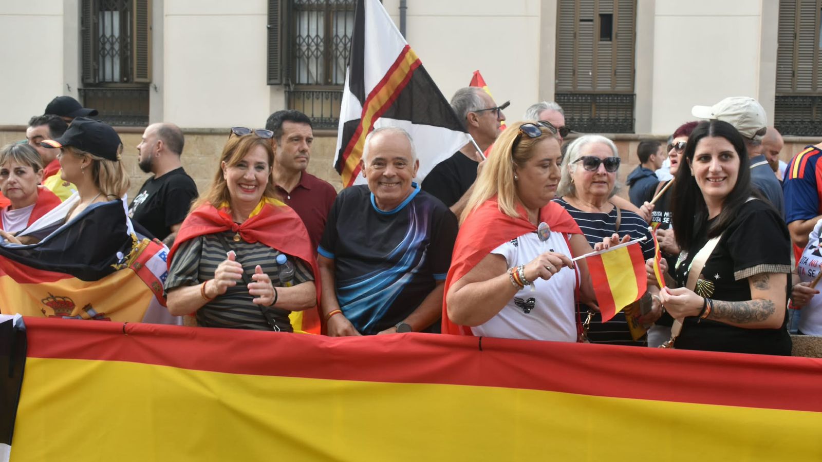Cientos de ceutíes esperan a los Reyes a las puertas del Palacio Autonómico