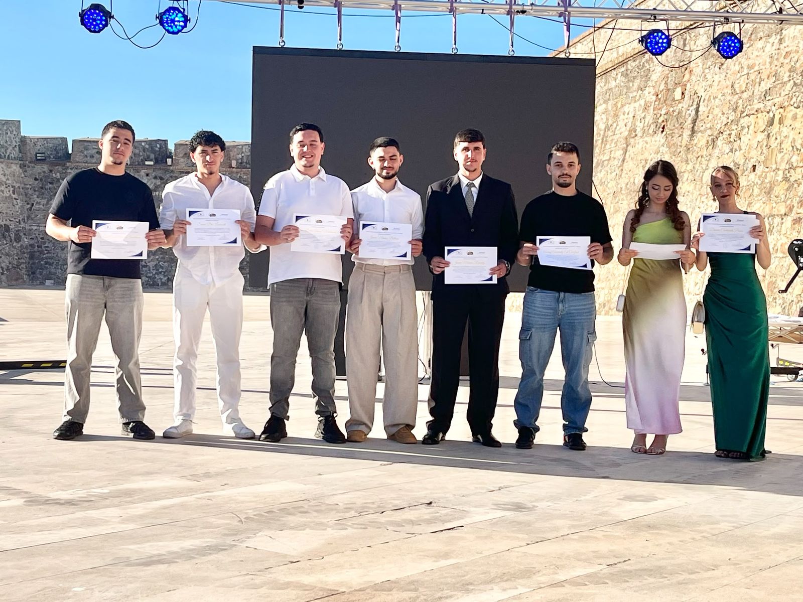 El Almina celebra un multitudinario acto de graduación de 300 alumnos