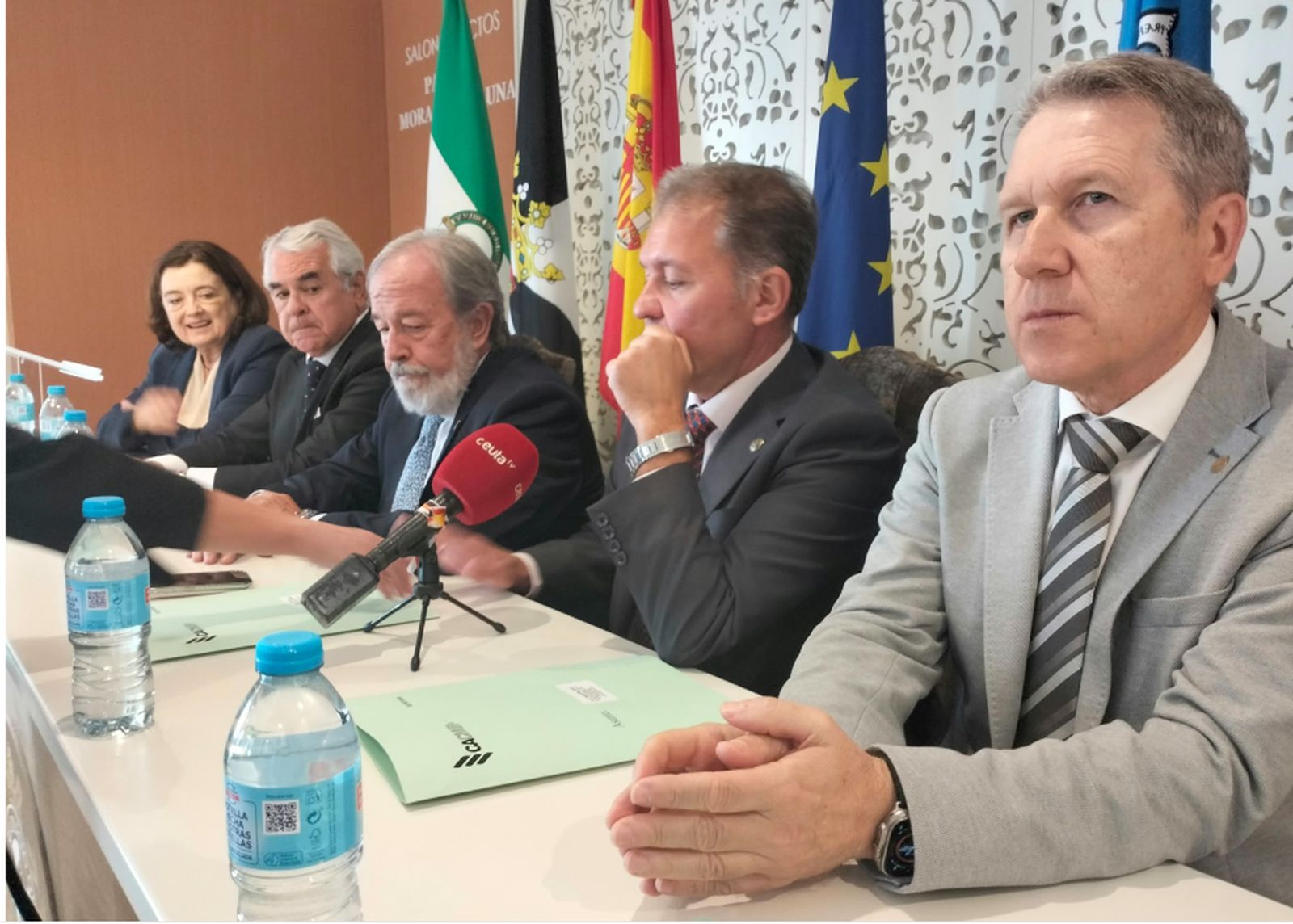 Alfonso Carmona, tercero por la izquierda, con otros miembros del Consejo, durante la rueda de prensa ofrecida hoy