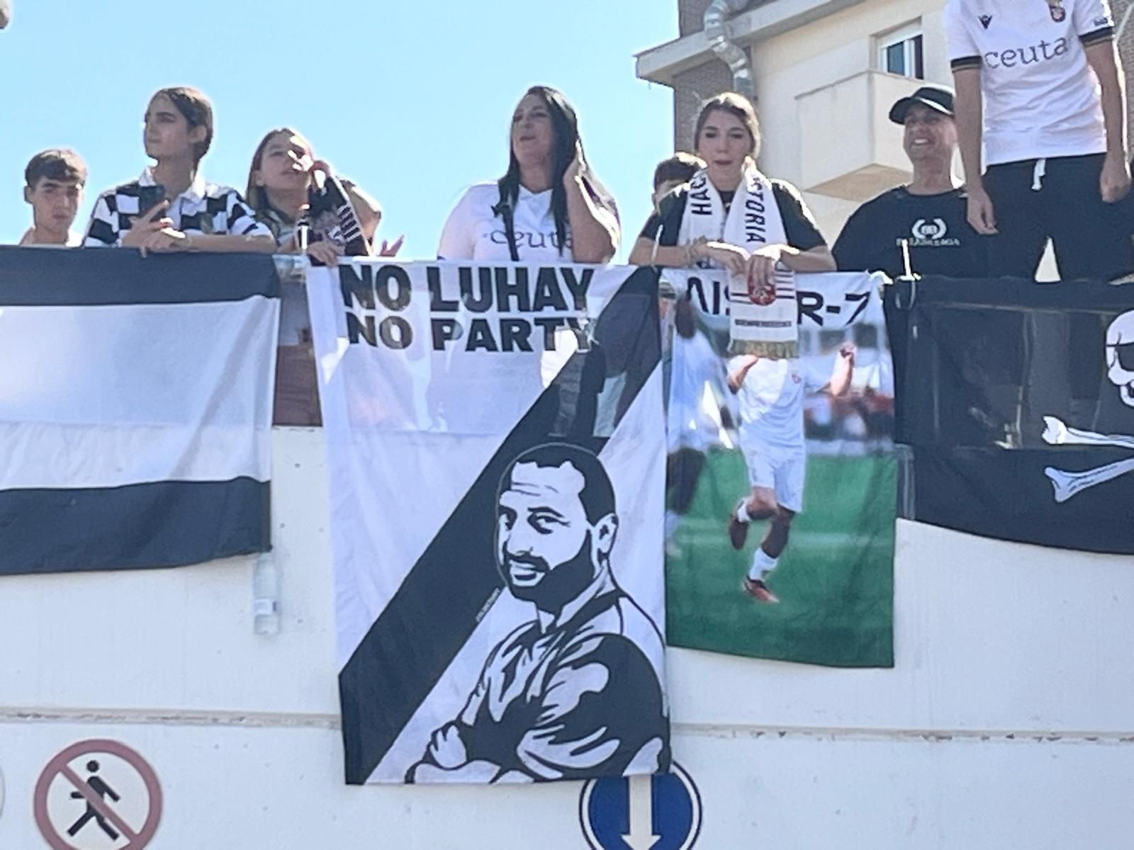 FOTOGALERÍA | Los jugadores de la AD Ceuta llegan Murube para recibir al Mirandés
