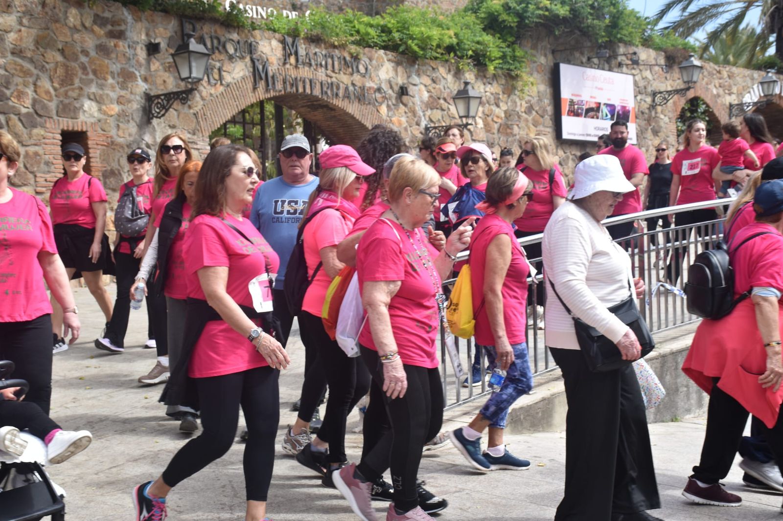 Ceuta se viste de rosa para abrazarse a la vida