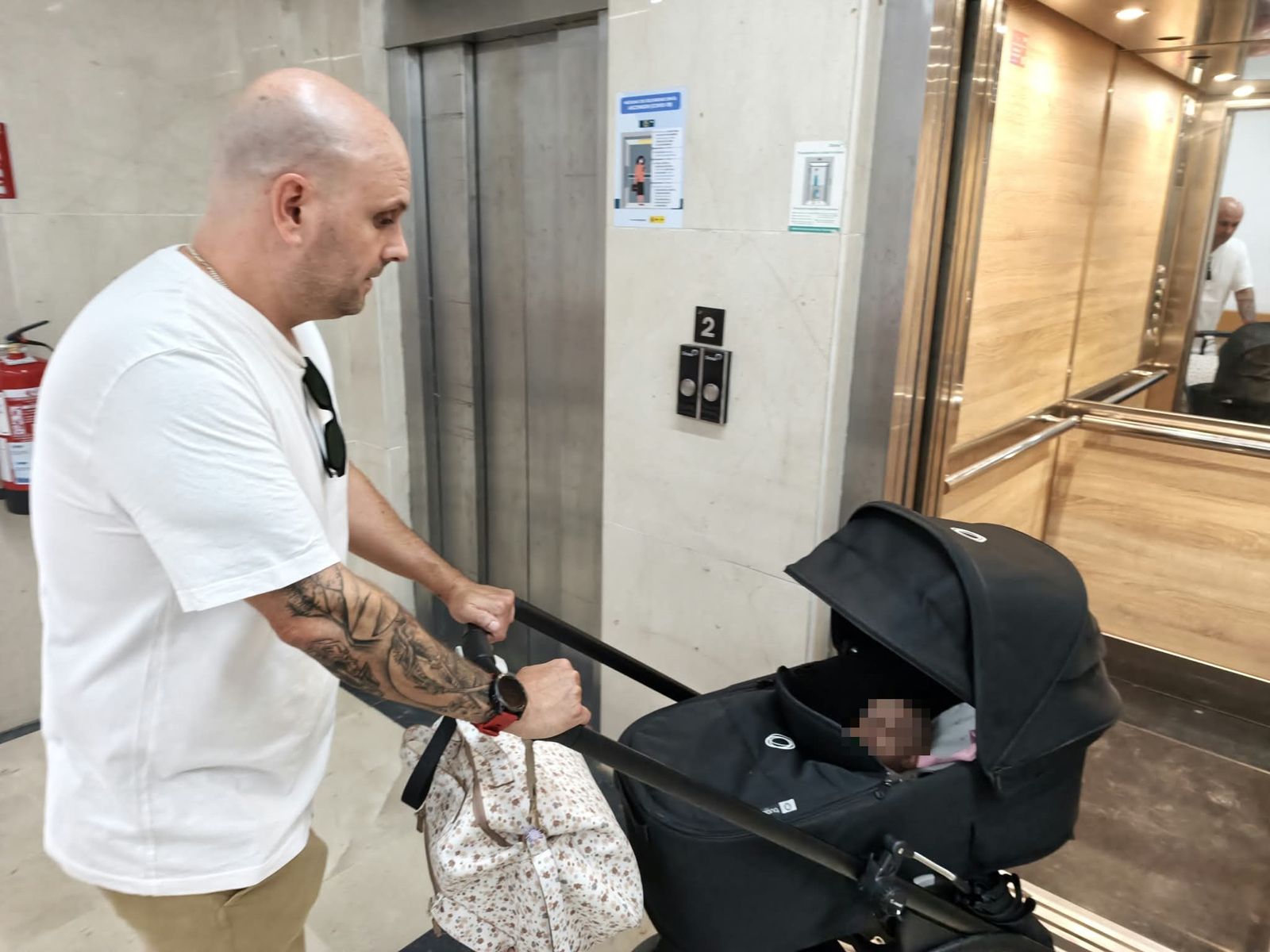 Obligan a un policía de baja paternal a declarar en Ceuta con su bebé