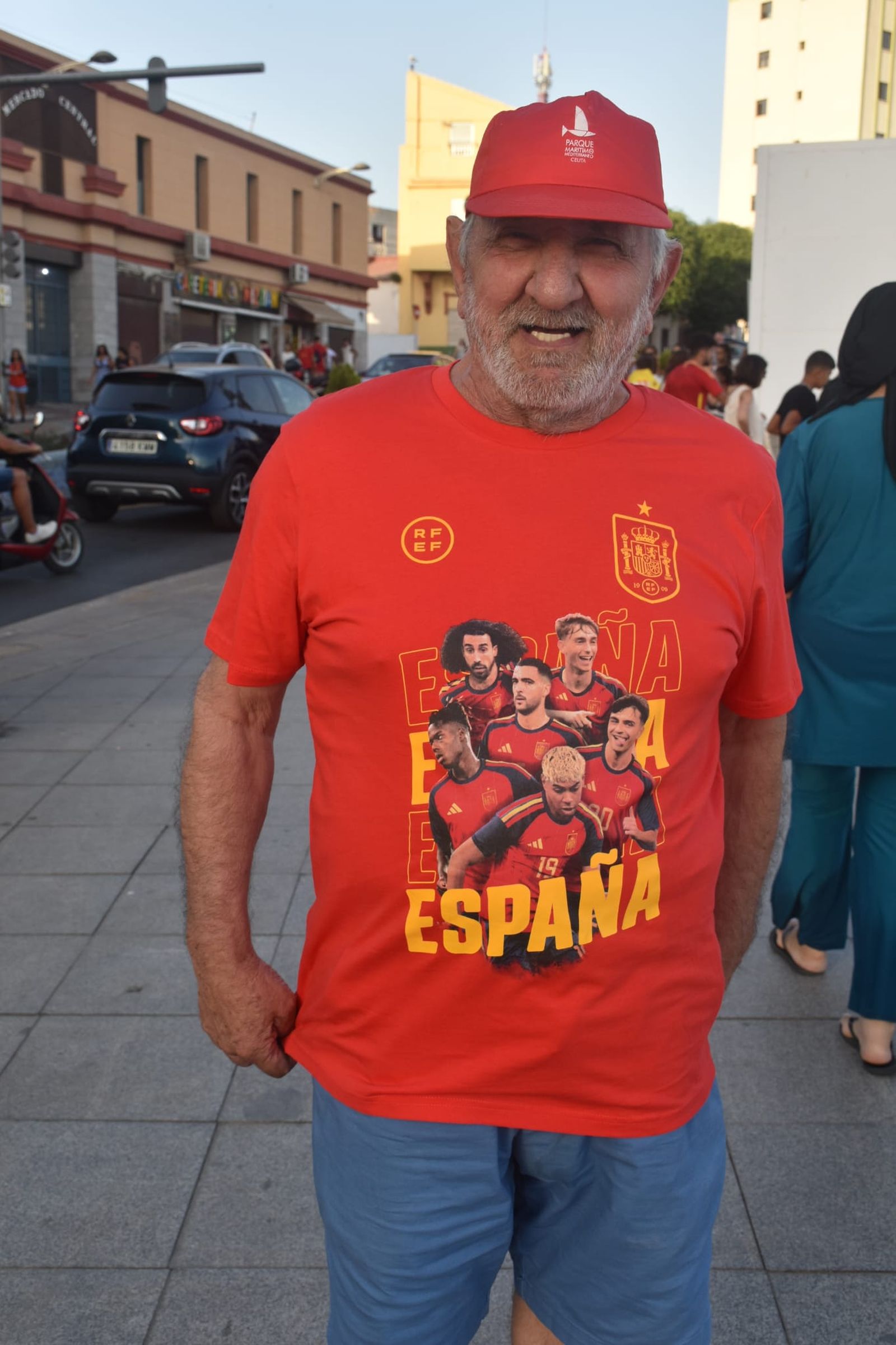 Ceuta se vuelca con España y pinta de rojo y amarillo La Ribera
