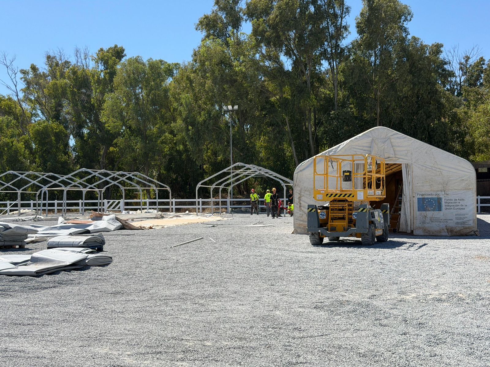 Instalación de carpas para acoger migrantes en el Centro Ecuestre