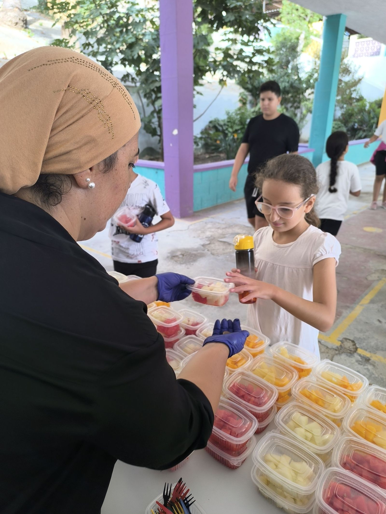 El Colegio Rey Juan Carlos I impulsa con el AMPA los “Martes locos por la fruta” para fomentar hábitos saludables
