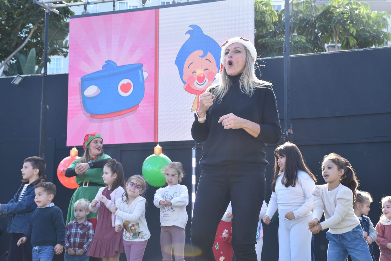 La Navidad llega a la Marina con una fiesta infantil