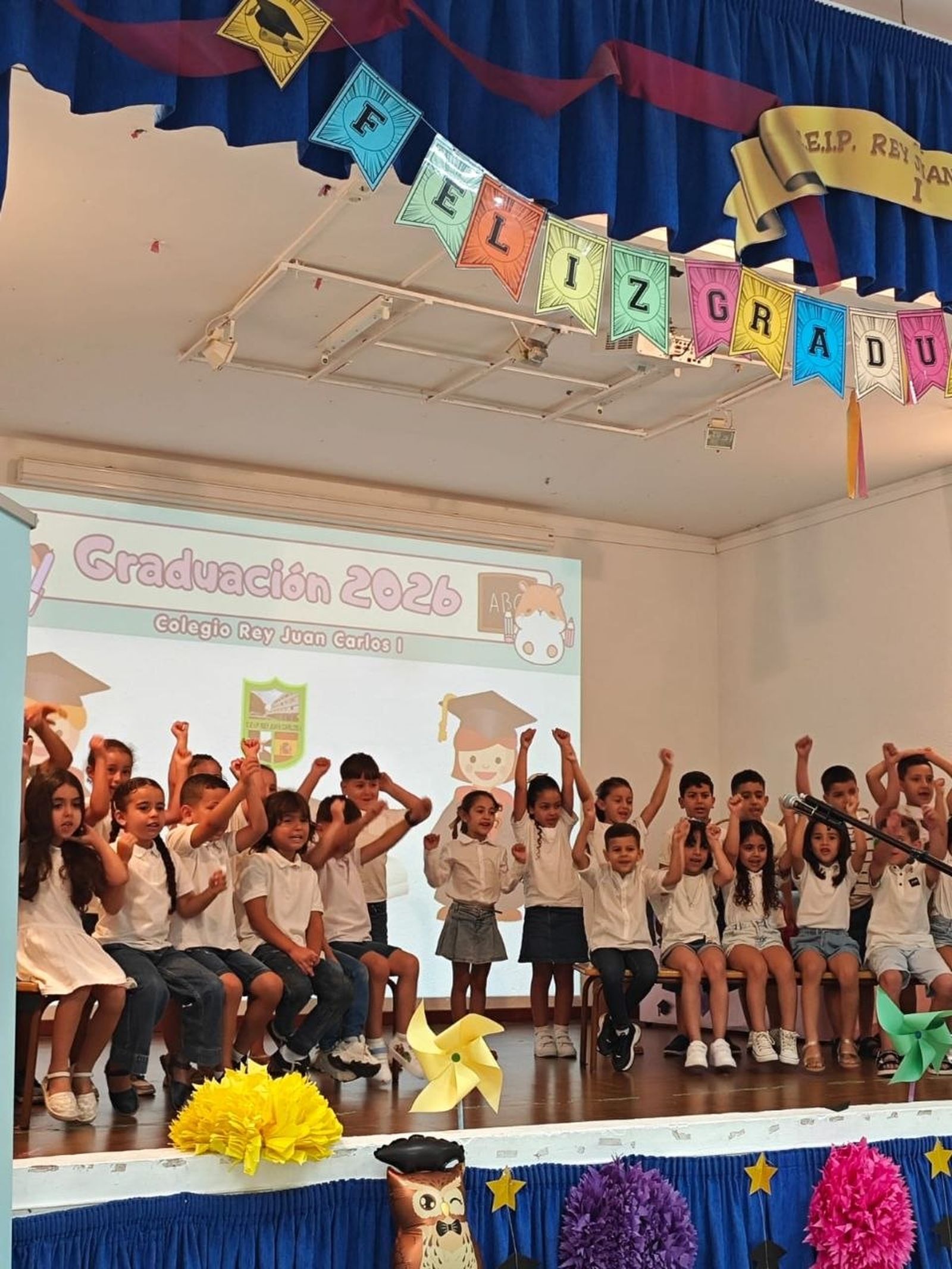 Los alumnos del "Juan Carlos I" comparten su fiesta de graduación