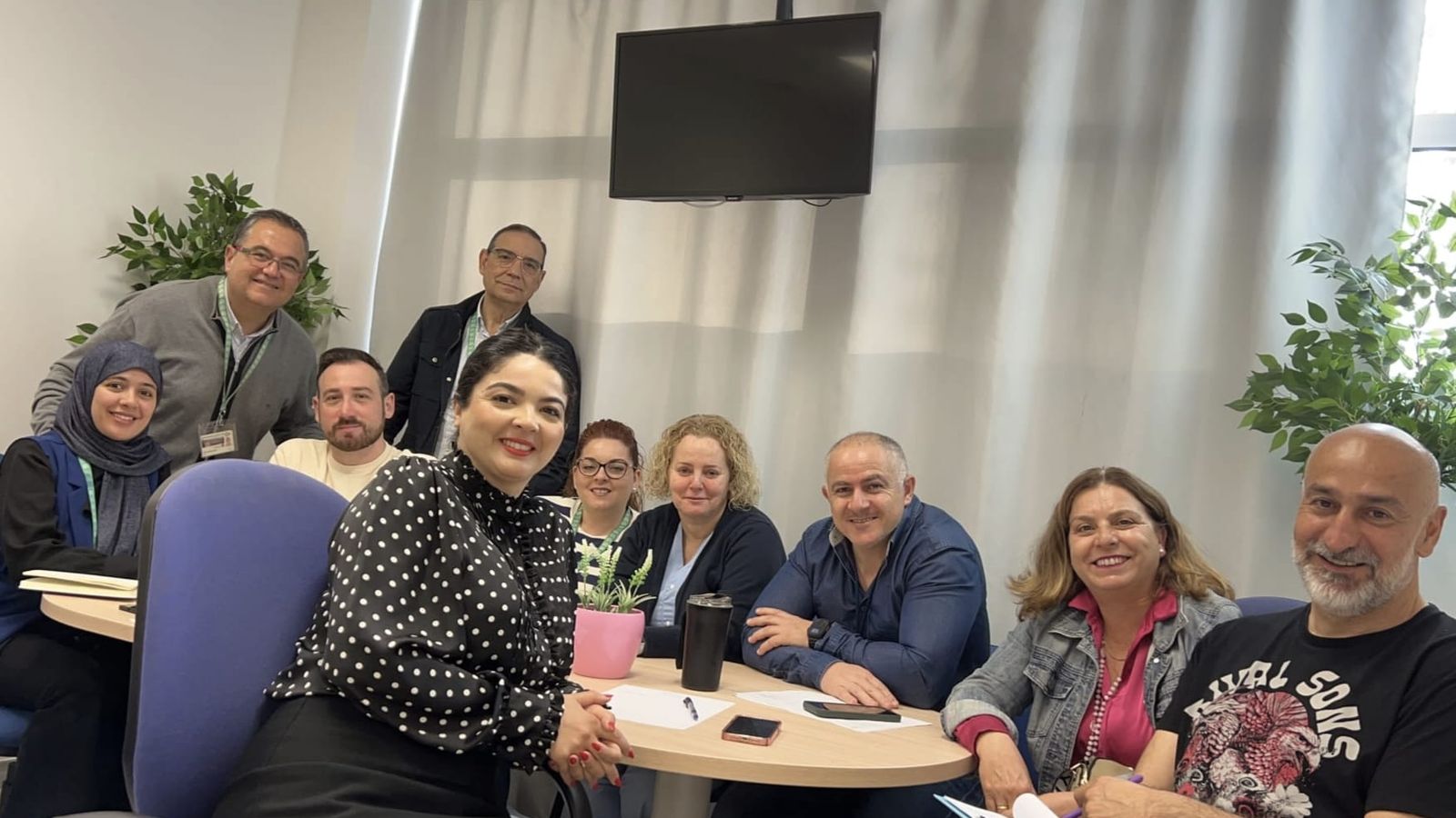 El equipo de Cuidados Paliativos junto a los oncólogos del hospital y a trabajadores de la AECC