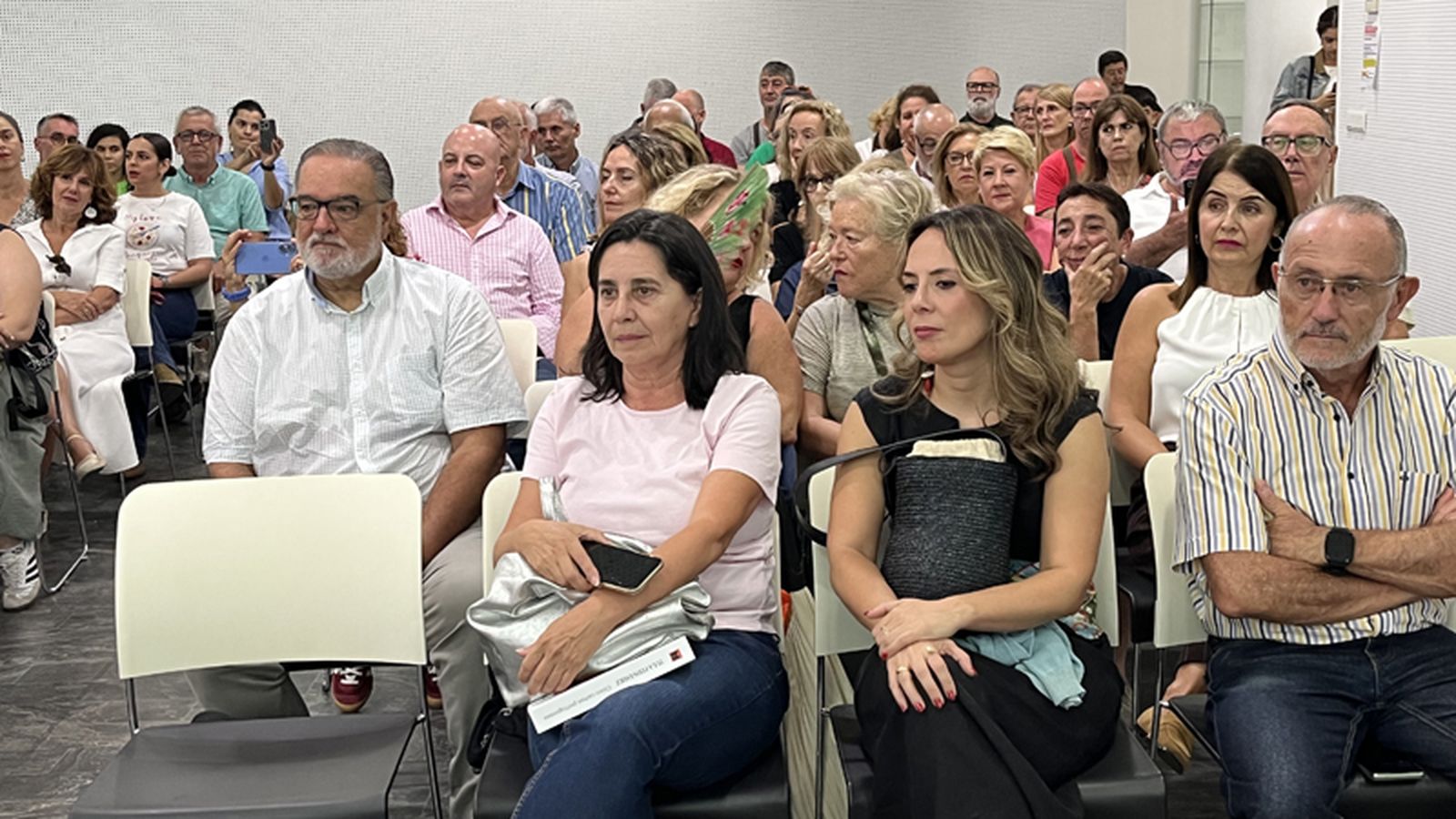 Asistentes a la presentación de la nueva novela de Tula Fernández, 'Cinco cartas portuguesas', entre ellos la consejera de Cultura, Pilar Orozco.