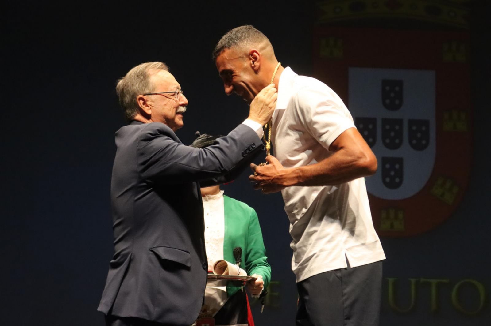 Vivas impone la medalla al atleta ceutí / Reduan