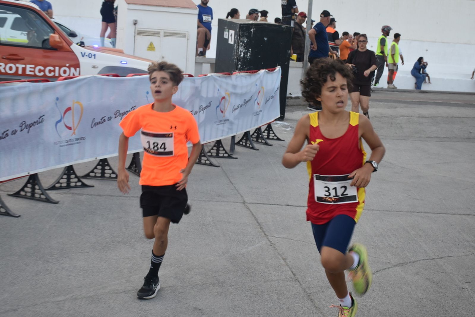 “Bily” y Elena López, reyes de la XXXI carrera popular de San Juan