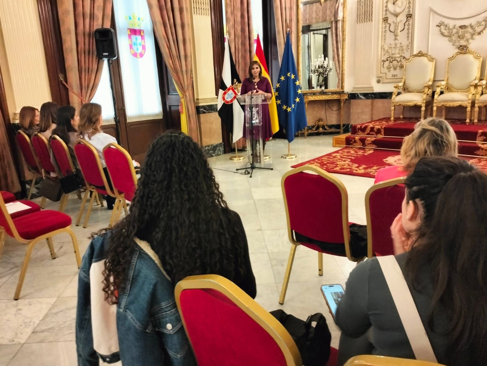 Benzina se dirige a las participantes en el Foro durante el acto celebrado hoy en el Salón del Trono