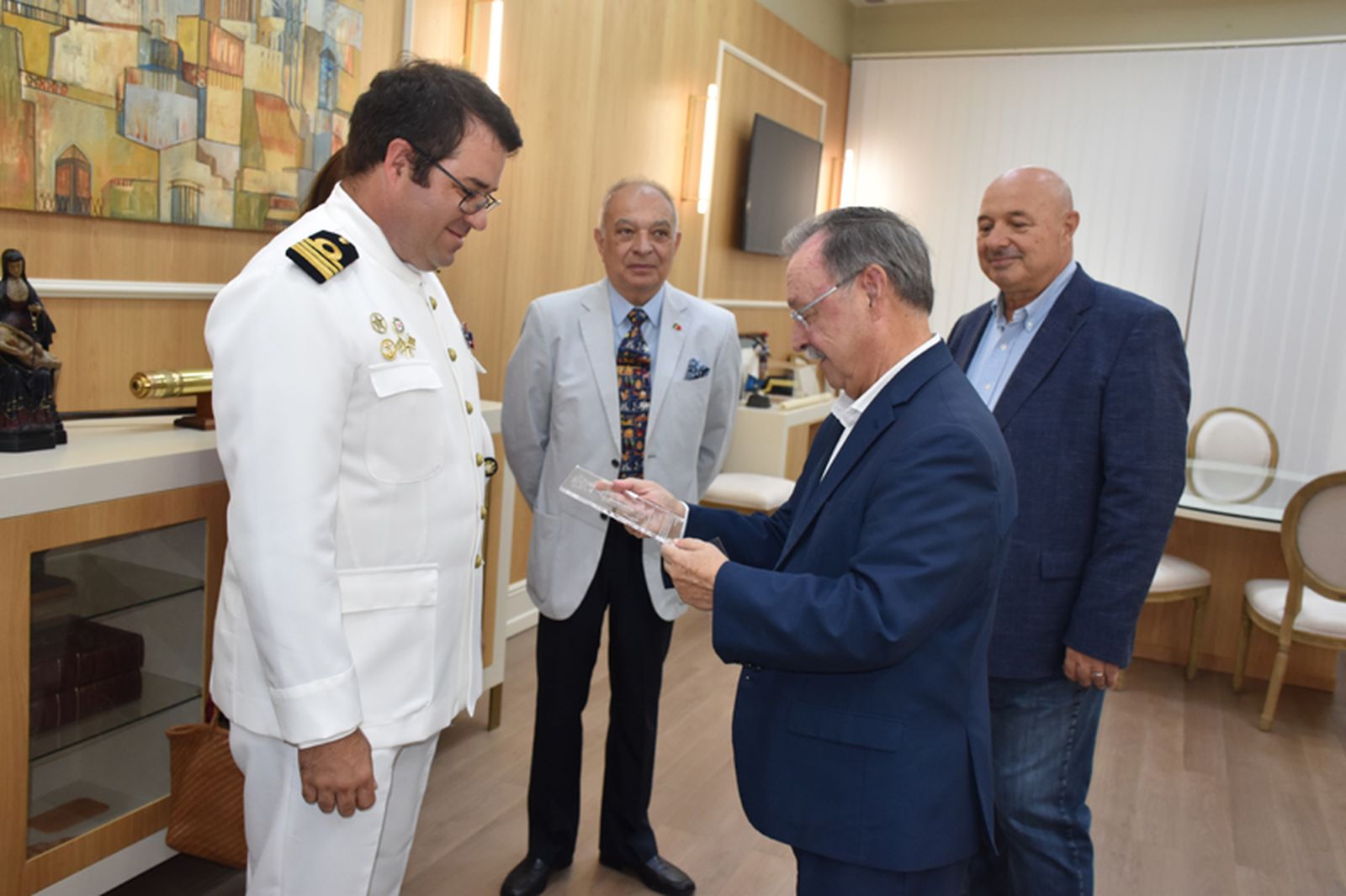 El presidente de Ceuta, Juan Vivas, recibe el obsequio del capitán de la fragata NRP Zarco. / FOTO NICOL´S