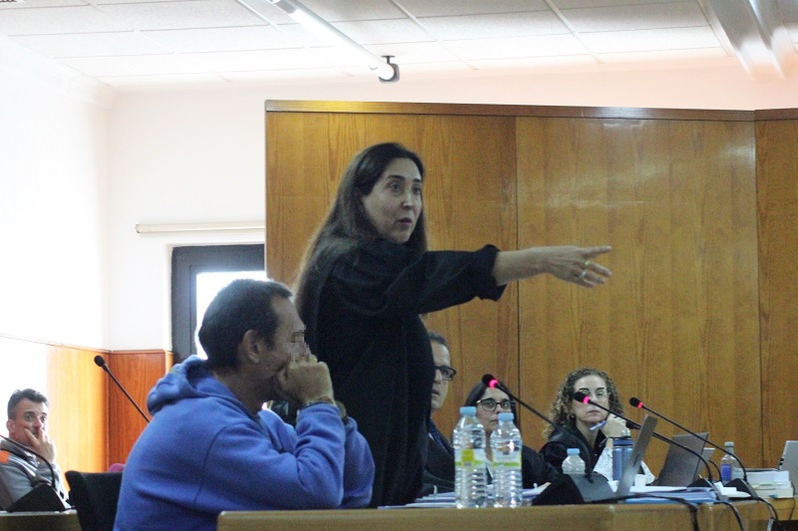 La abogada del acusado de pie junto a su cliente este jueves. / FOTO S.C.