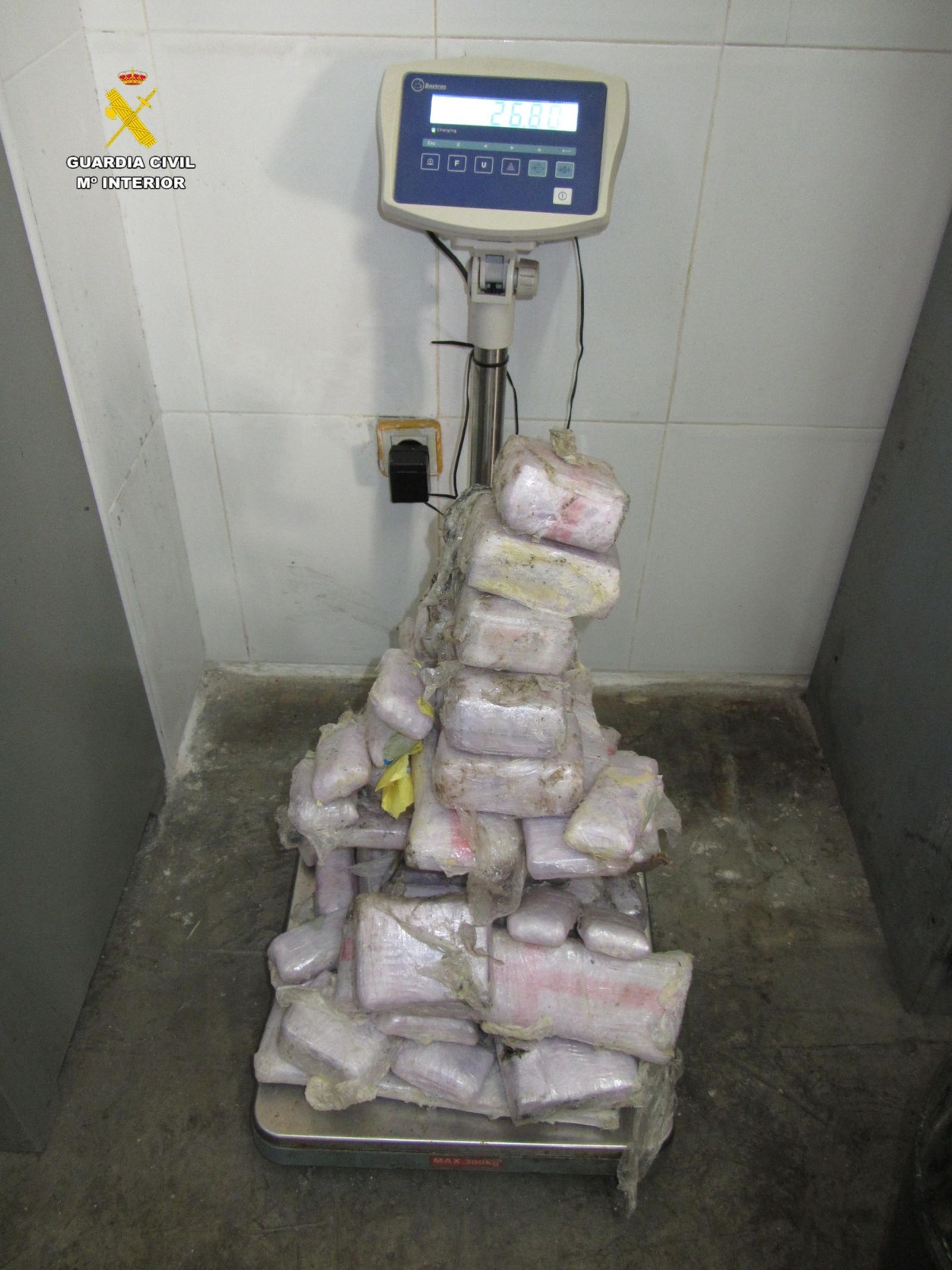 Interceptados casi 27 kilos de hachís ocultos en un doble fondo de un vehículo en Ceuta