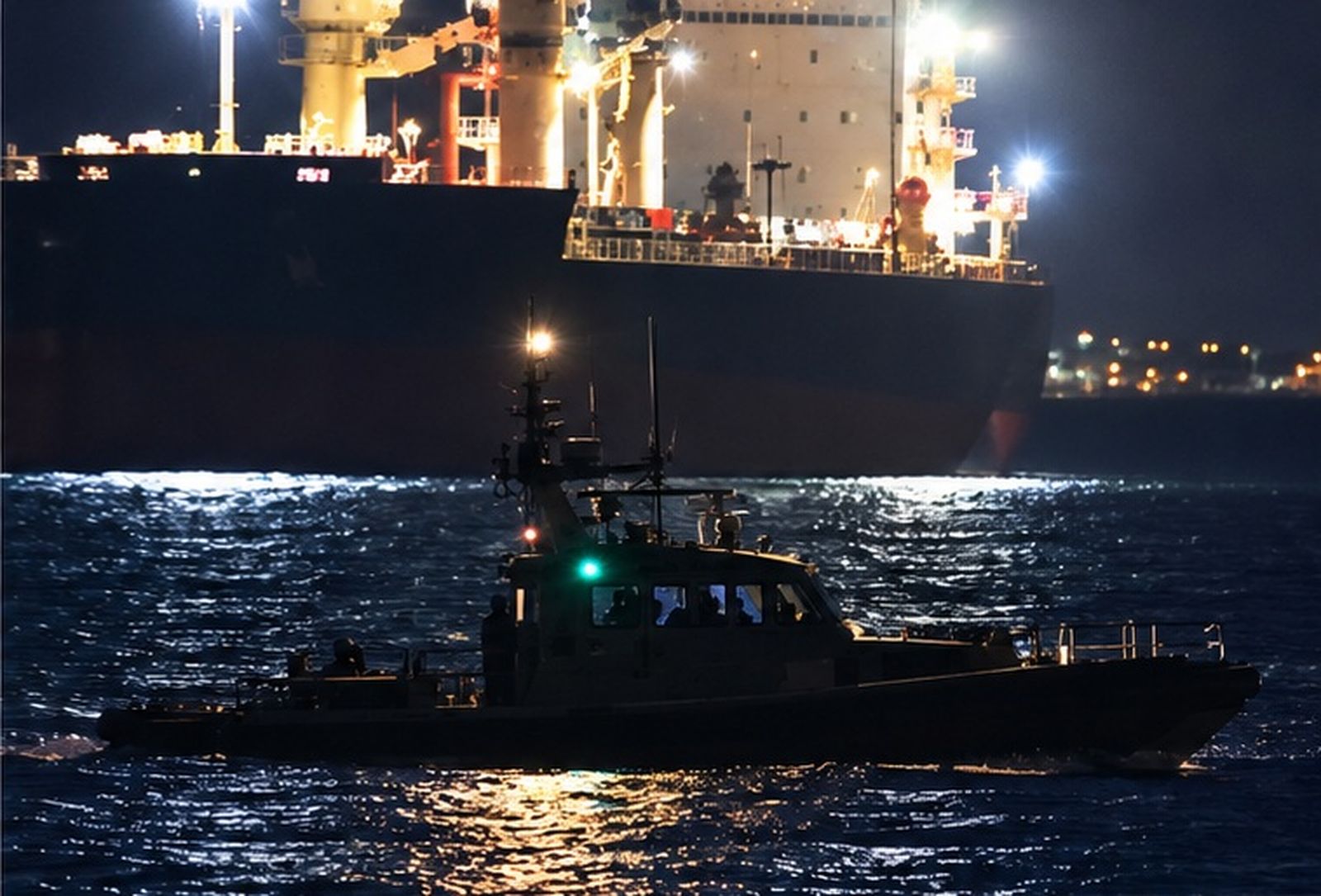 La Guardia Civil y Salvamento Marítimo despliegan medios marítimos, terrestres y aéreos, incluidos helicópteros y drones, ante la sospecha de un naufragio con inmigrantes en la bahía norte de Ceuta