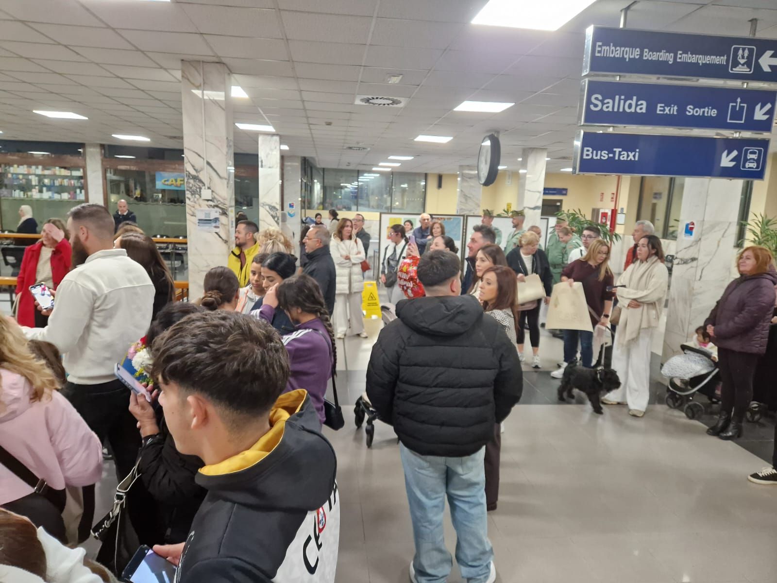 FOTOGALERÍA | De Irak a los brazos de su gente: fotogalería del regreso de la COMGECEU