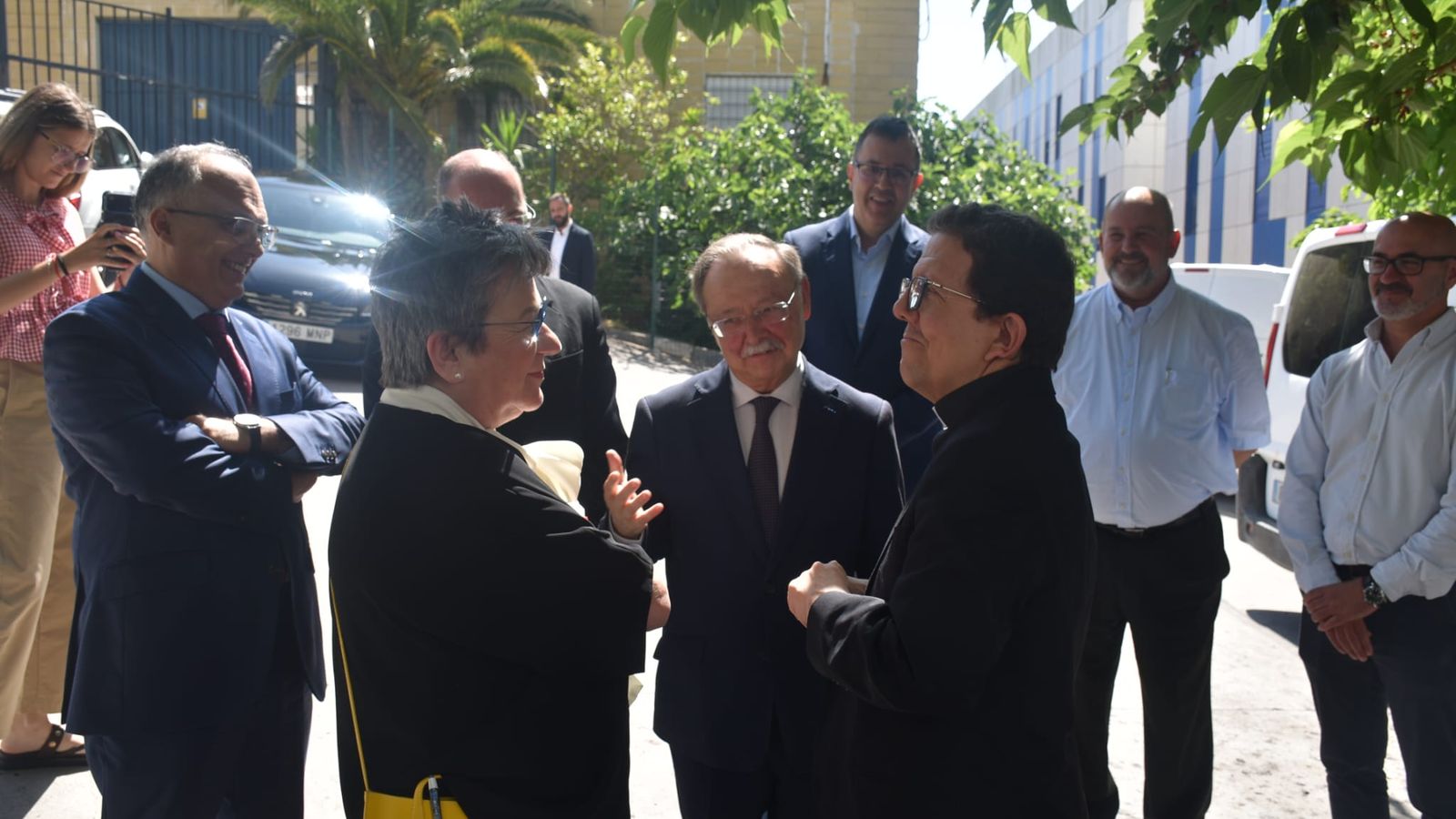 El administrador apostólico de Cádiz y Ceuta, Ramón Valdivia, conversa con Toñi Palomo y Juan Vivas durante su visita al centro de menores 'La Esperanza'
