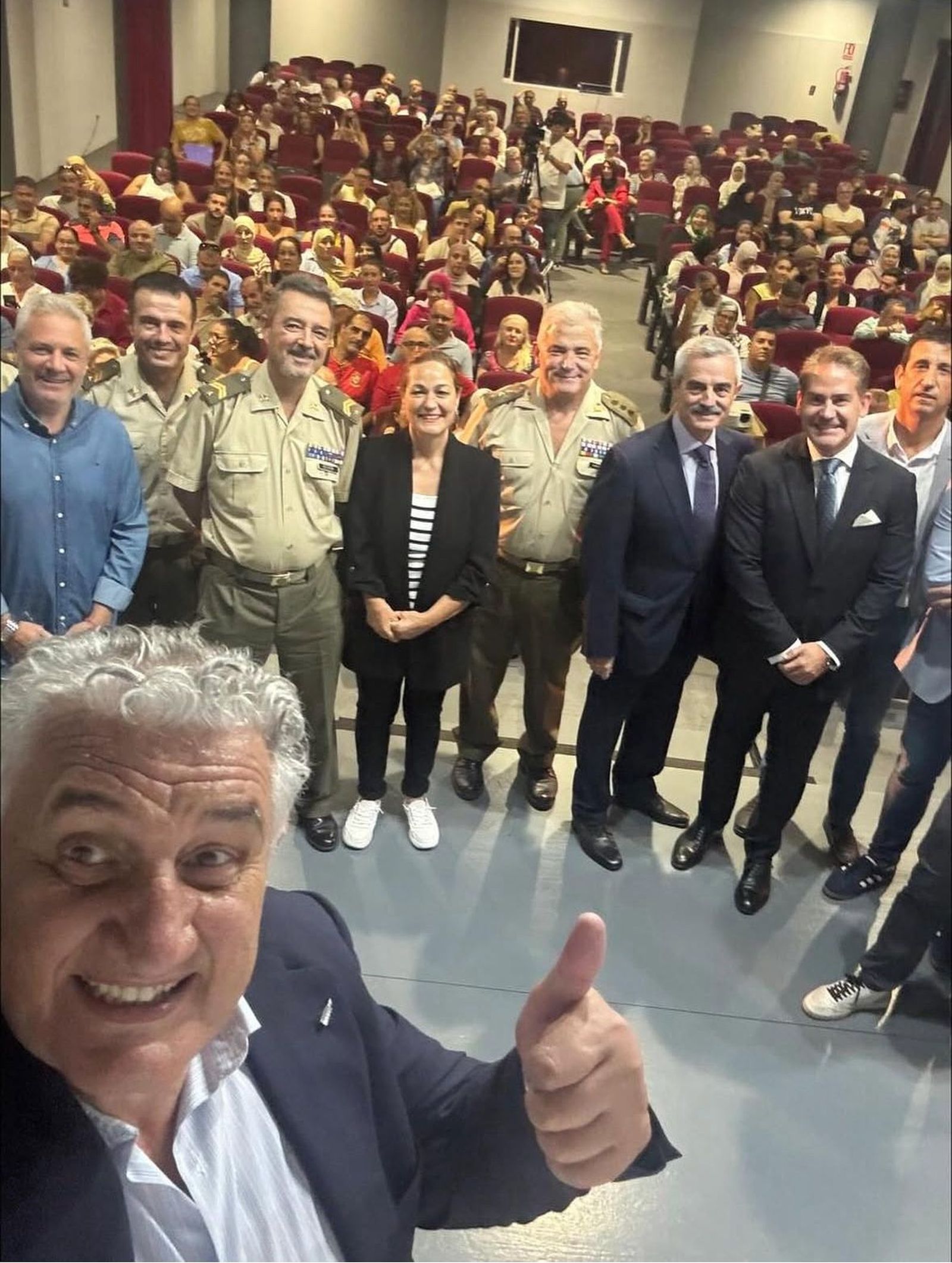 Romay haciéndose un 'selfie' junto a organizadores del evento 'Talento 45+' y al público